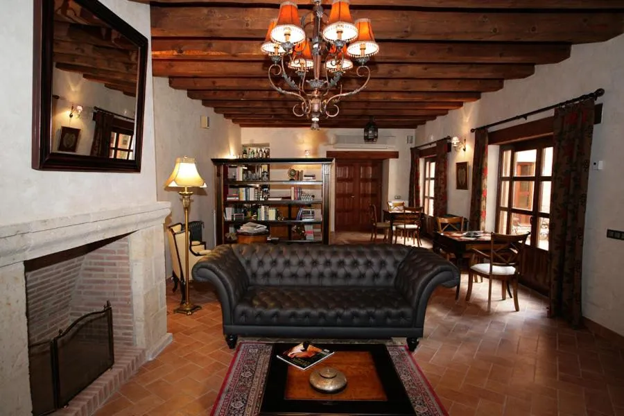 Living room in Posada Los Condestables Hotel & Spa