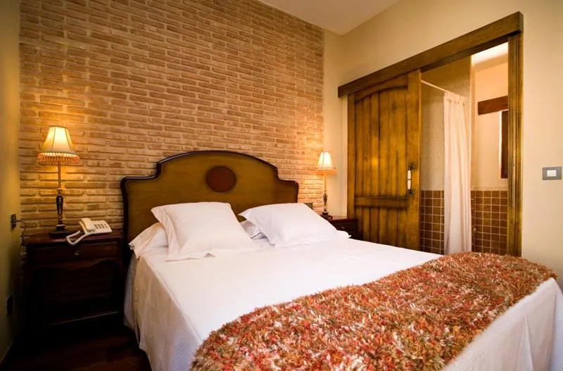 Bedroom, Bed in Posada Los Condestables Hotel & Spa