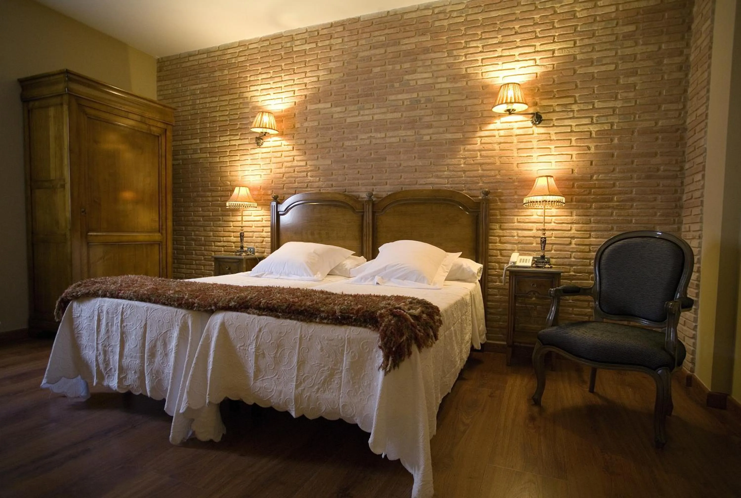 Bedroom, Bed in Posada Los Condestables Hotel & Spa