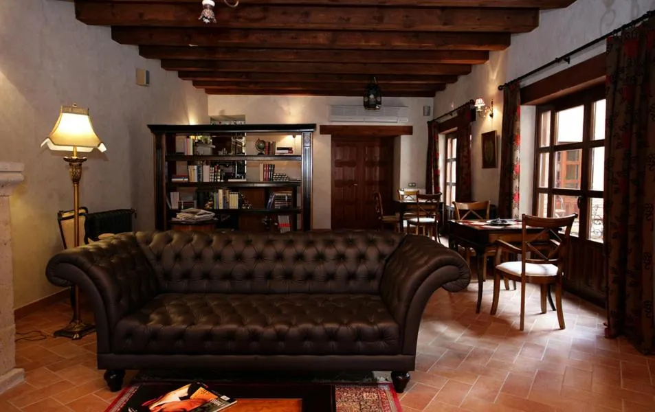 Living room in Posada Los Condestables Hotel & Spa