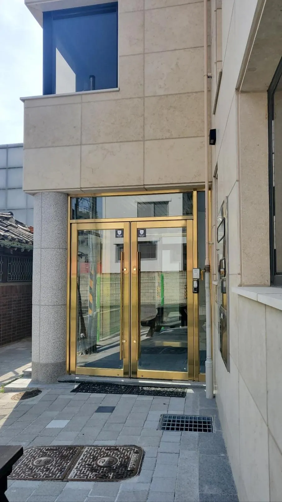 Facade/entrance in JM Stay