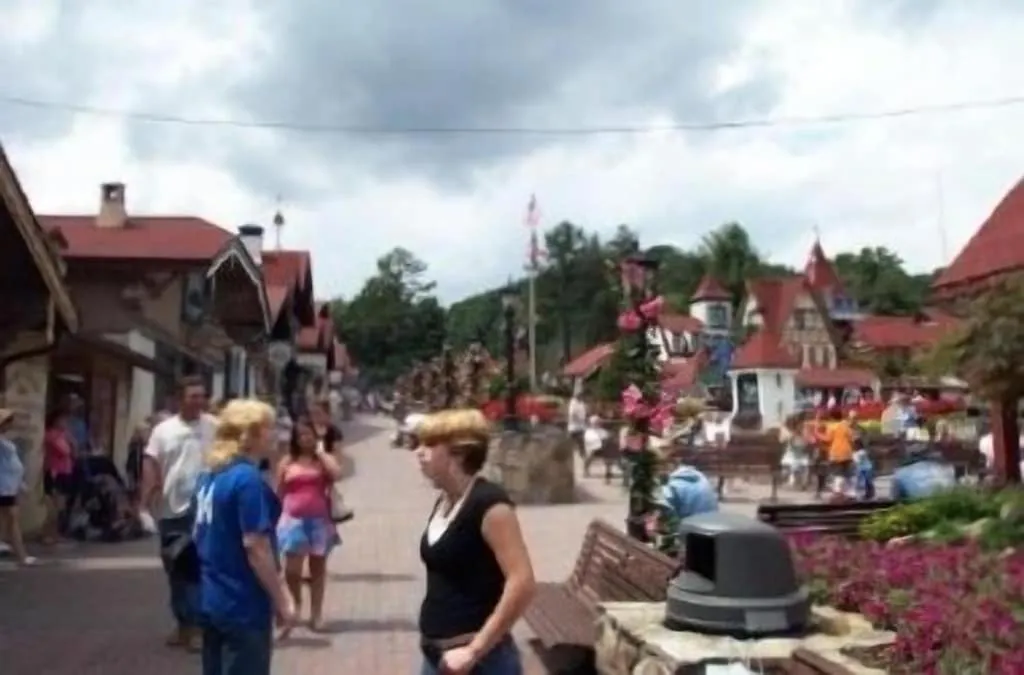 Alpenhaus Cabins Real Log Home in Helen Ga Mountains with hot tub and balconies
