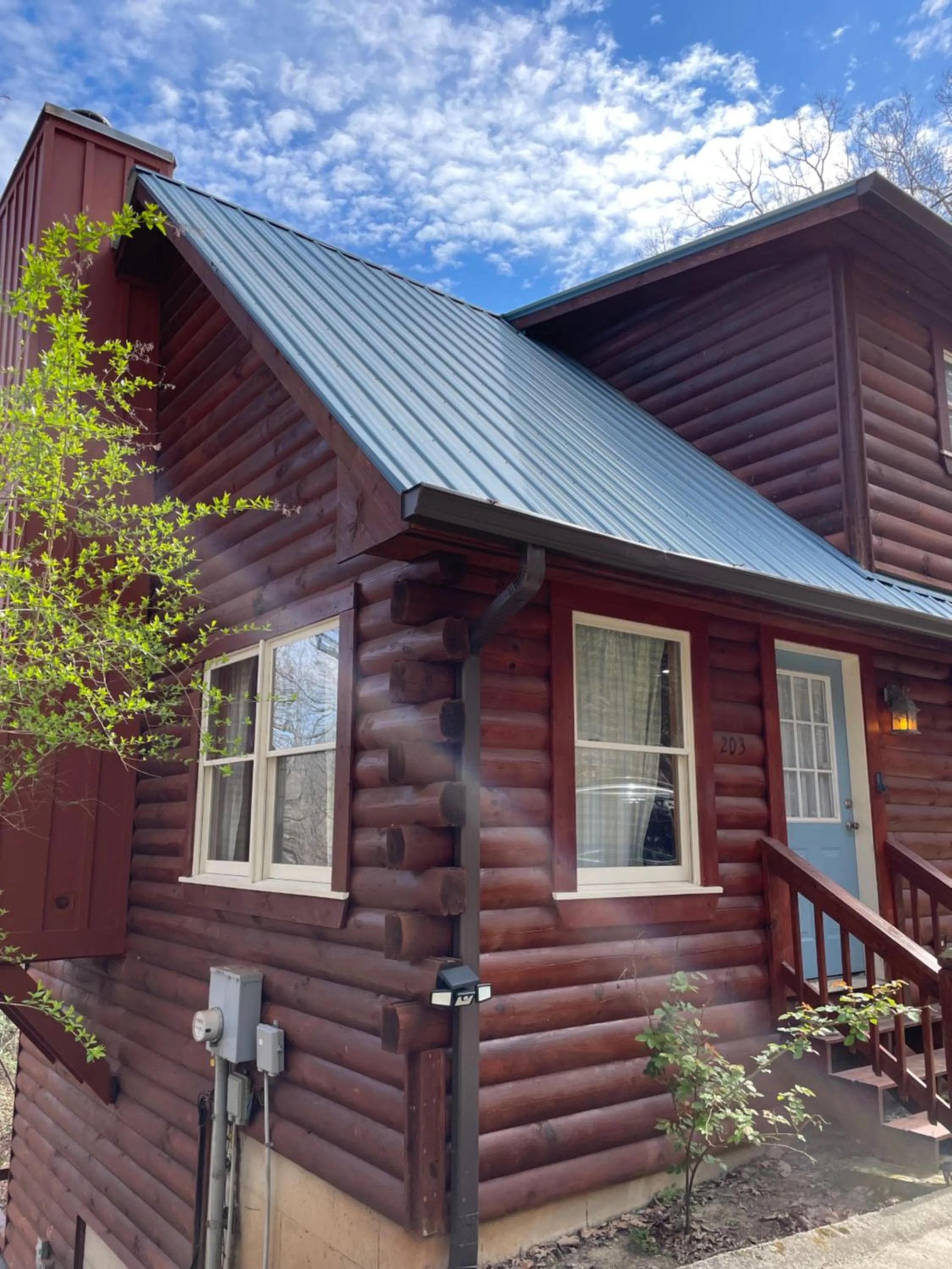 Alpenhaus Cabins Real Log Home in Helen Ga Mountains with hot tub and balconies