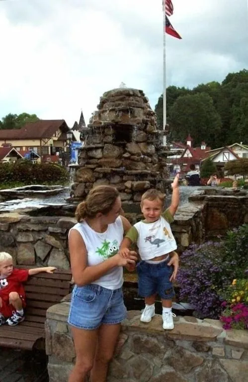 Alpenhaus Cabins Real Log Home in Helen Ga Mountains with hot tub and balconies