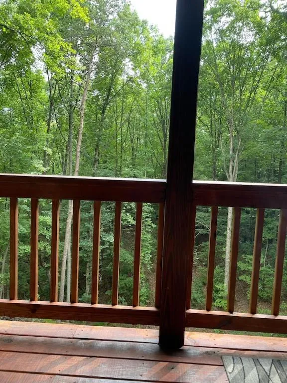 Alpenhaus Cabins Real Log Home in Helen Ga Mountains with hot tub and balconies