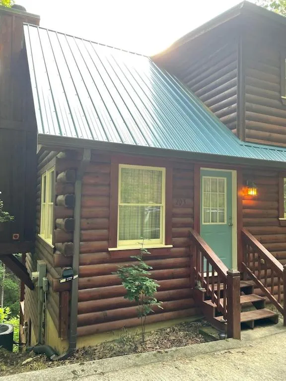 Alpenhaus Cabins Real Log Home in Helen Ga Mountains with hot tub and balconies