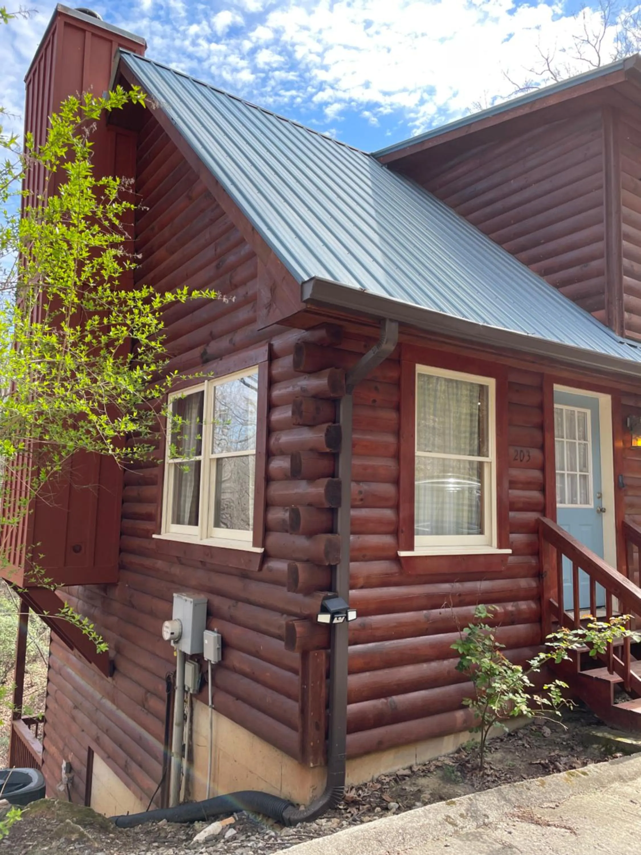 Alpenhaus Cabins Real Log Home in Helen Ga Mountains with hot tub and balconies