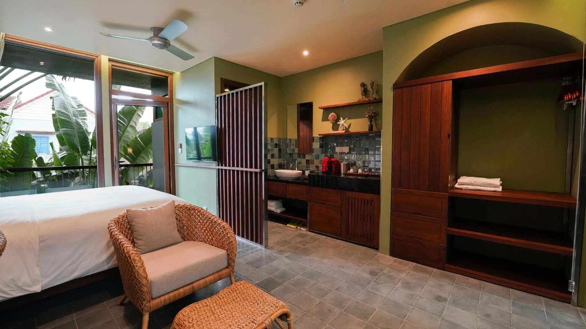 Kitchen or kitchenette, Bed in CHiEM HoiAn - The Beachside Boutique Hotel & Villa