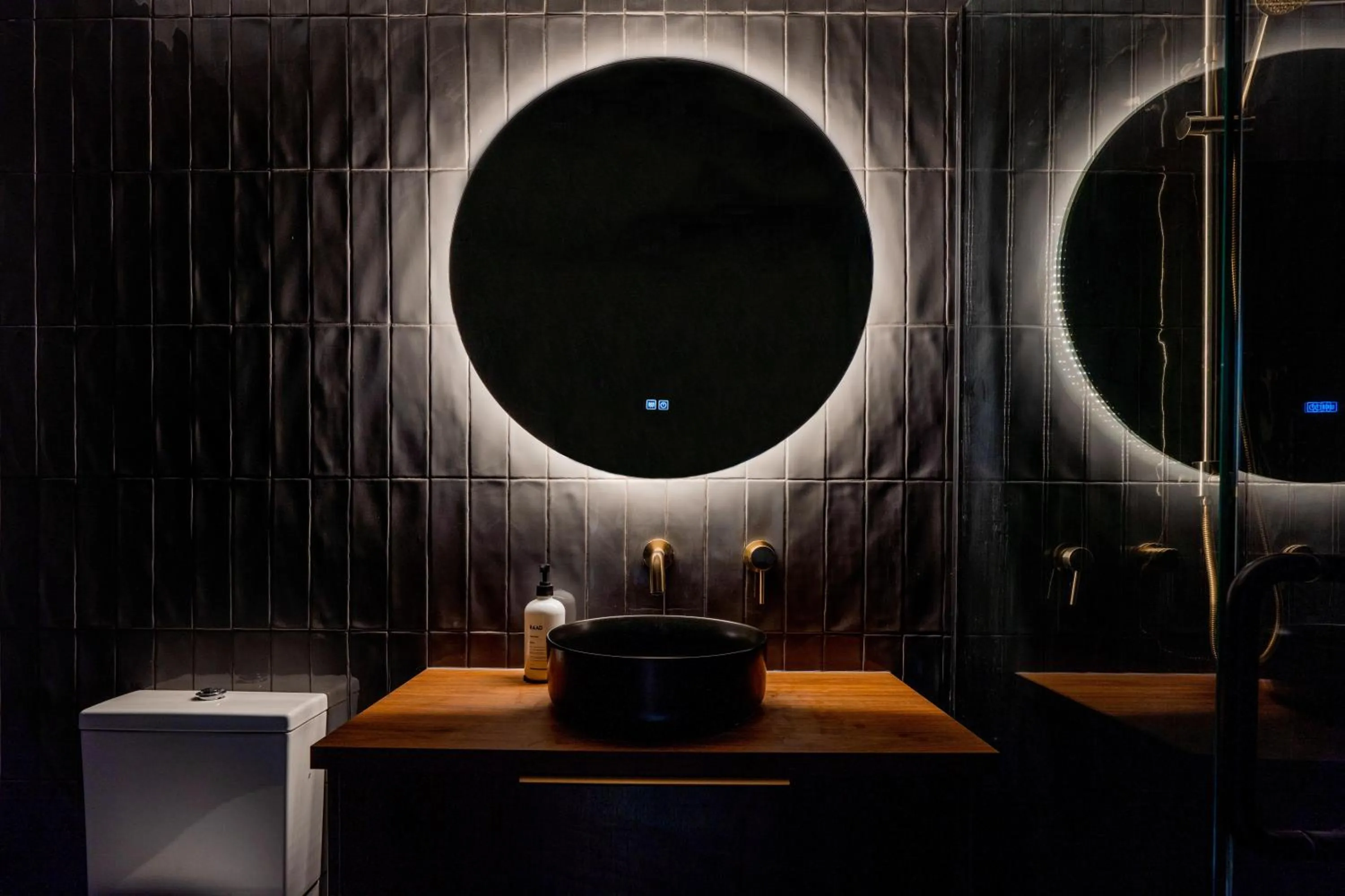 Bathroom in The Cobbler Hotel