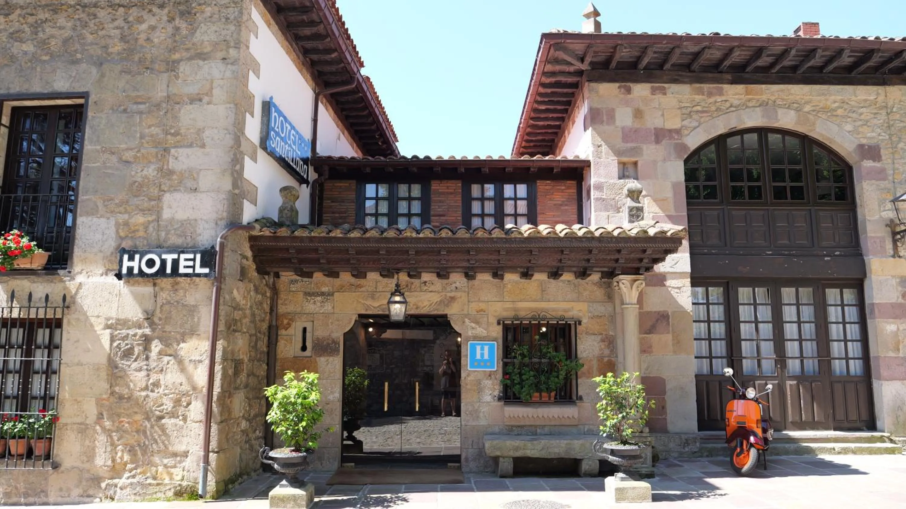 Lobby or reception in Hotel Santillana