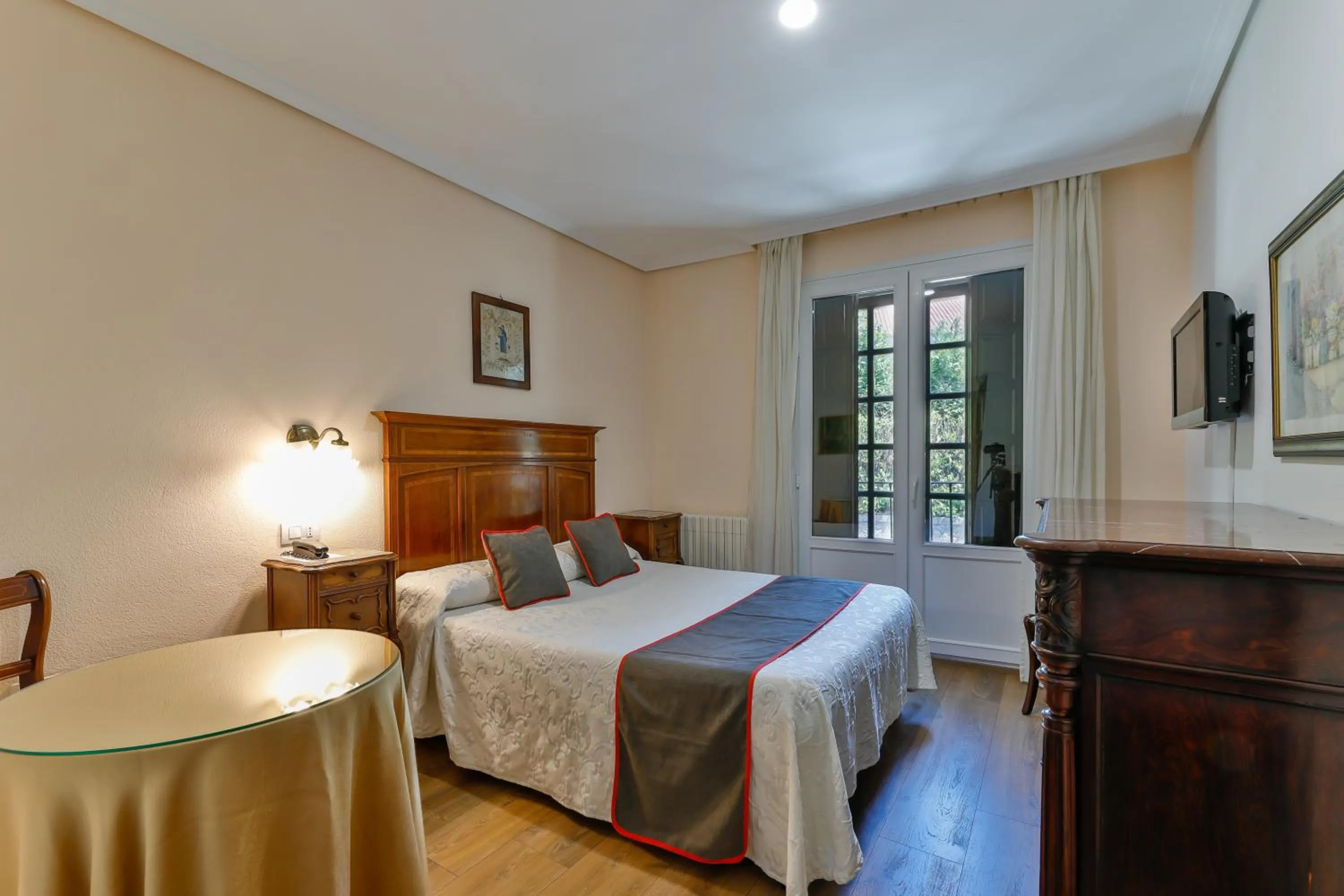 Bedroom in Hotel Santillana