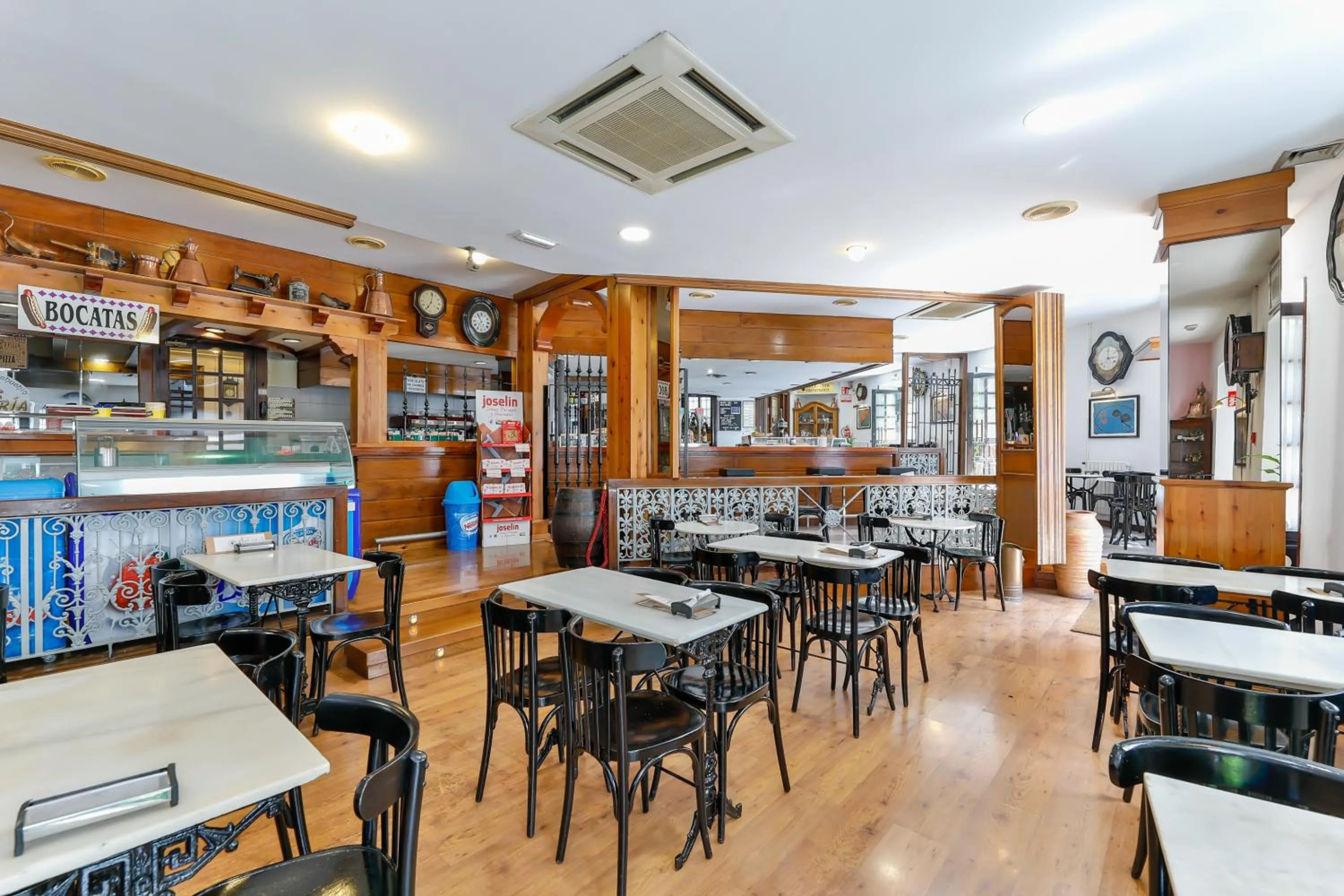 Restaurant/places to eat in Hotel Santillana