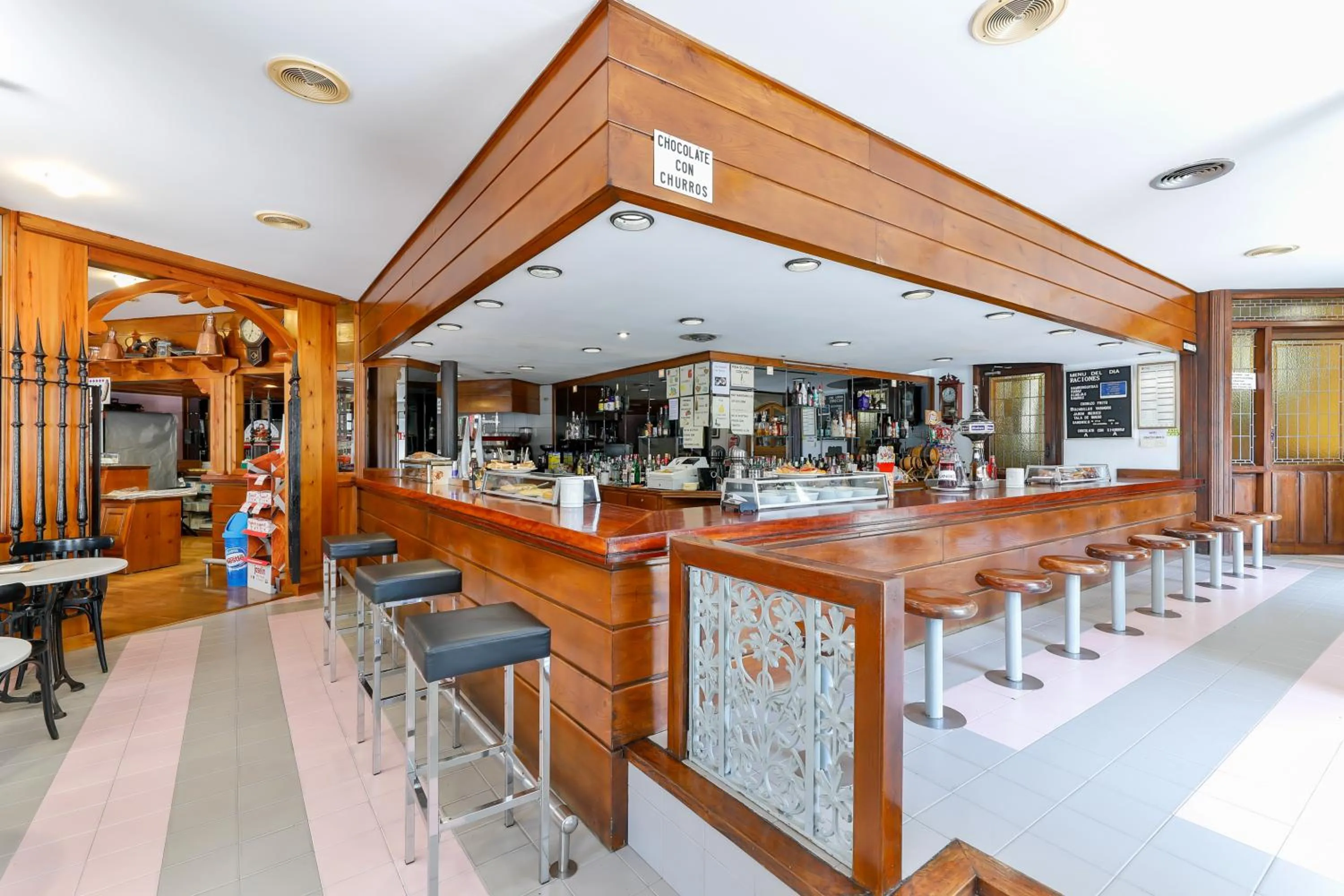 Restaurant/places to eat in Hotel Santillana