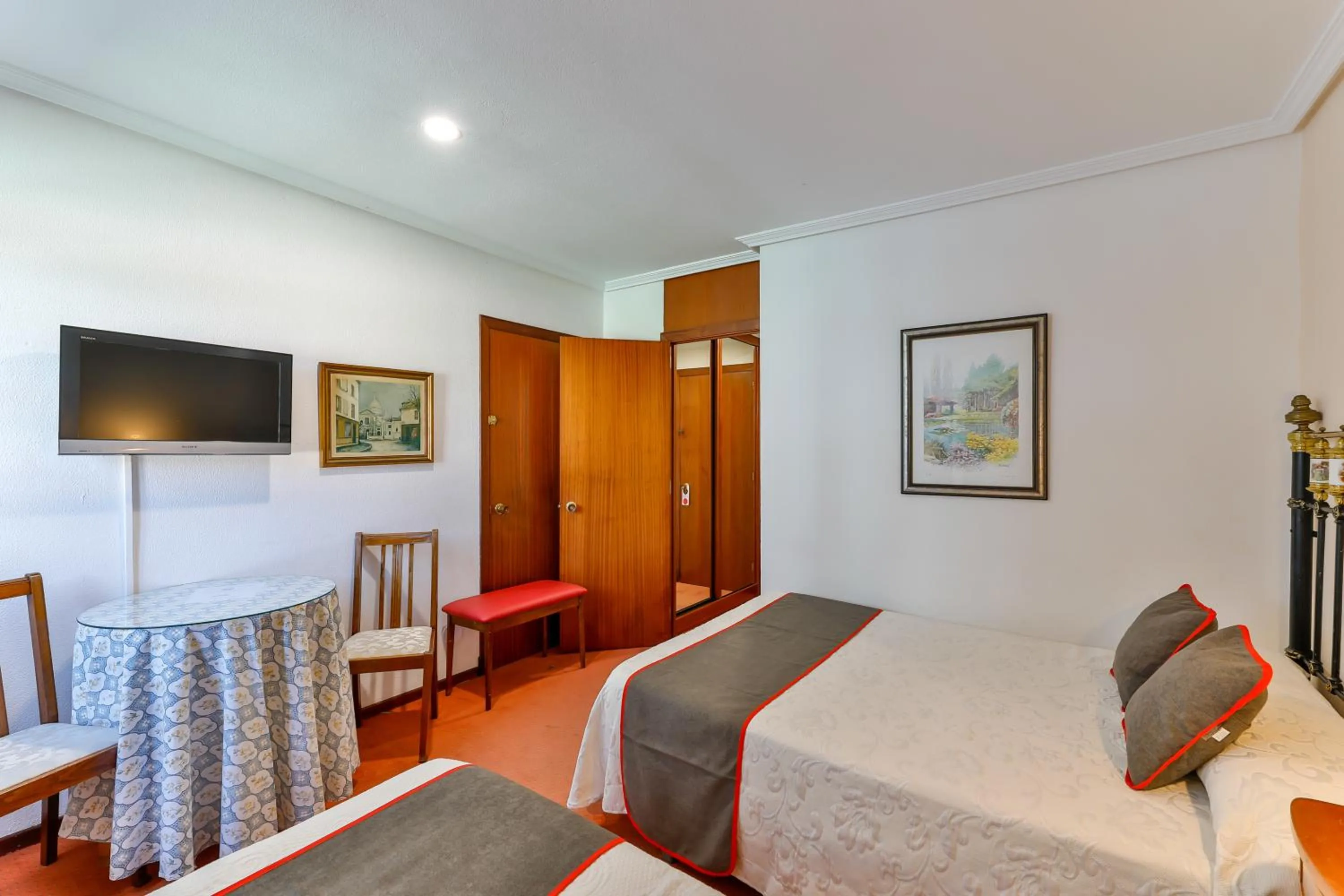 Bedroom in Hotel Santillana