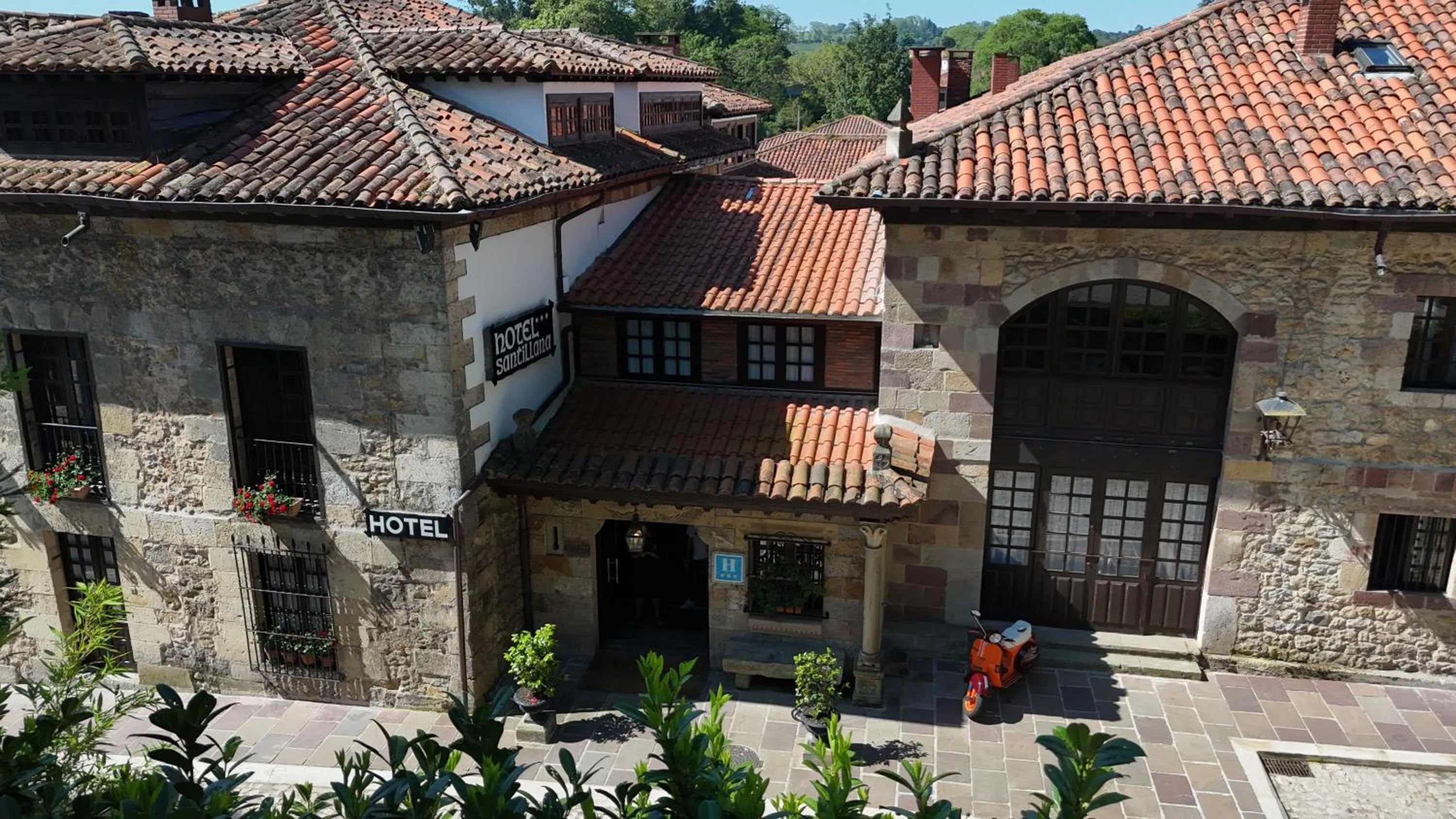 Lobby or reception in Hotel Santillana