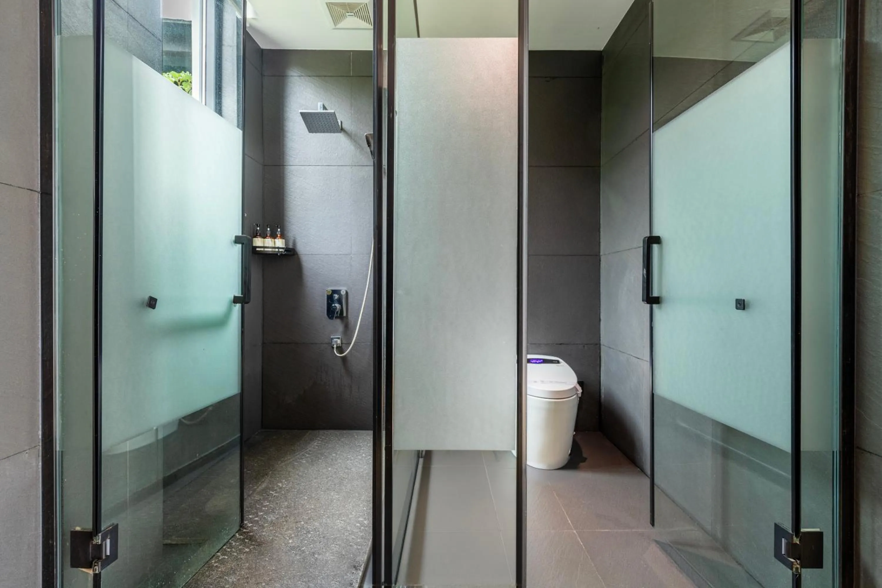 Shower in XMAN Sunrise Peaks Resort