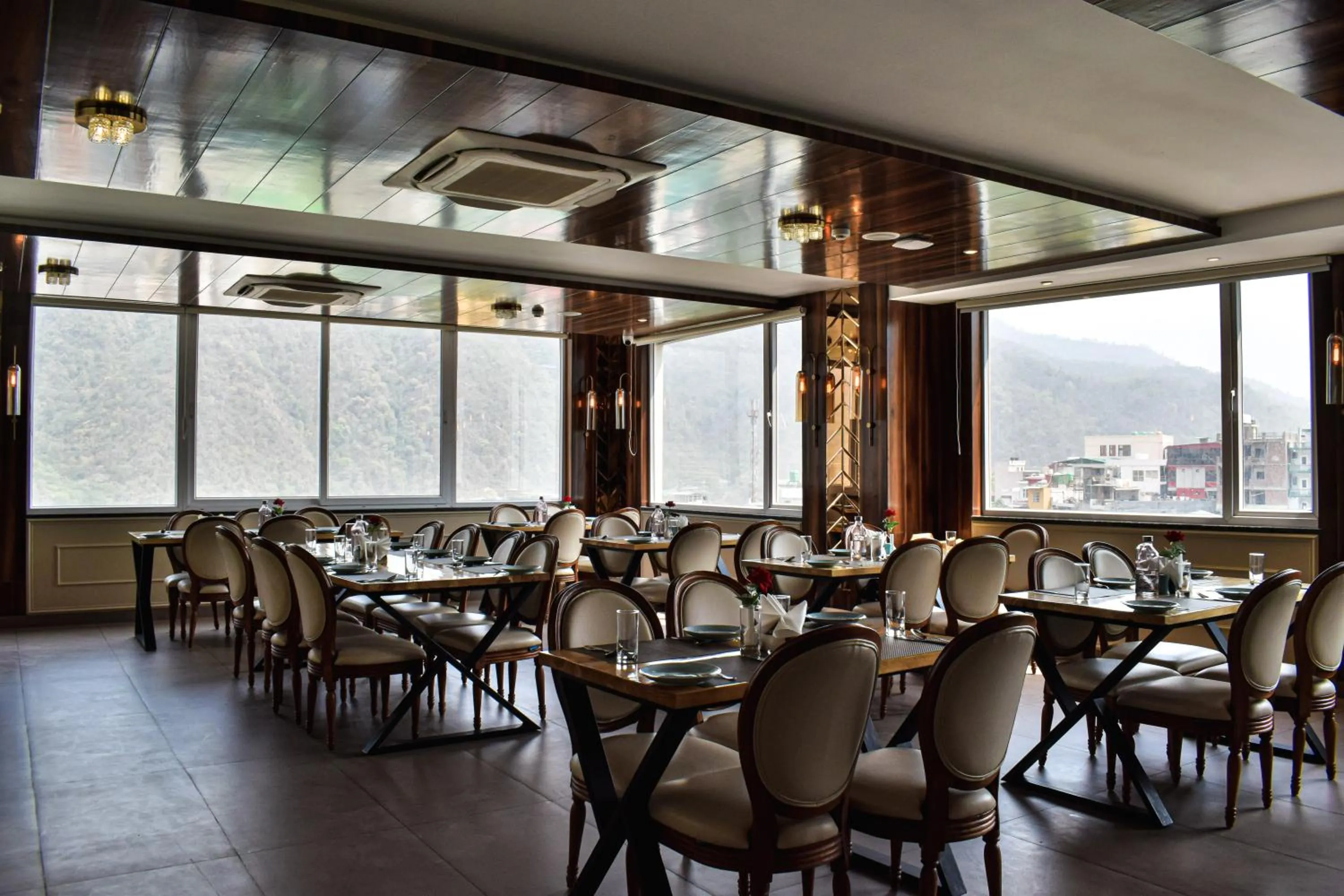 Restaurant/places to eat in Pride Hotel And Resort Rishikesh