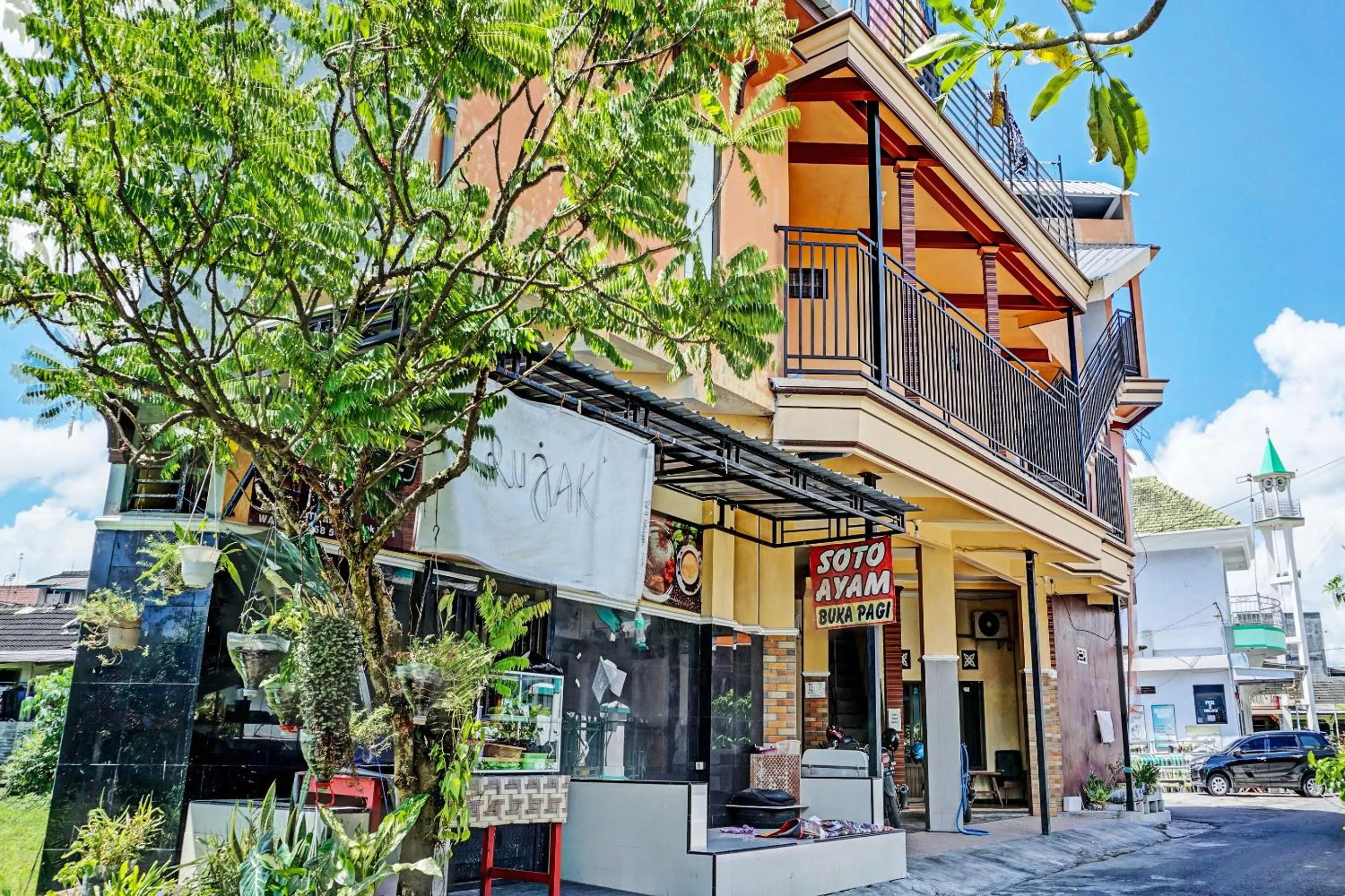 Facade/entrance in OYO Life 92353 Purnama Syariah Guest House