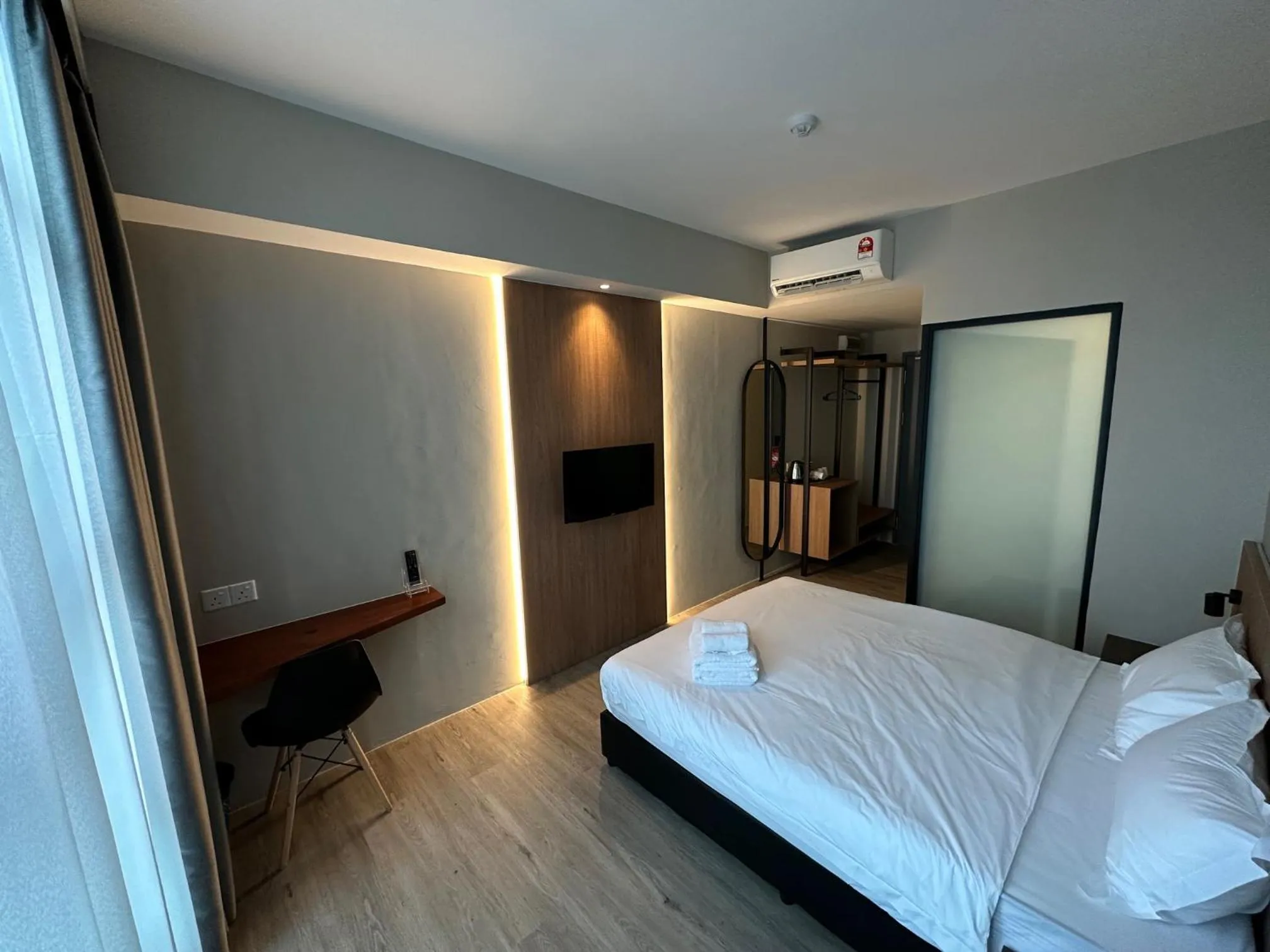 Bedroom, Bed in Roxy Hotel Aiman