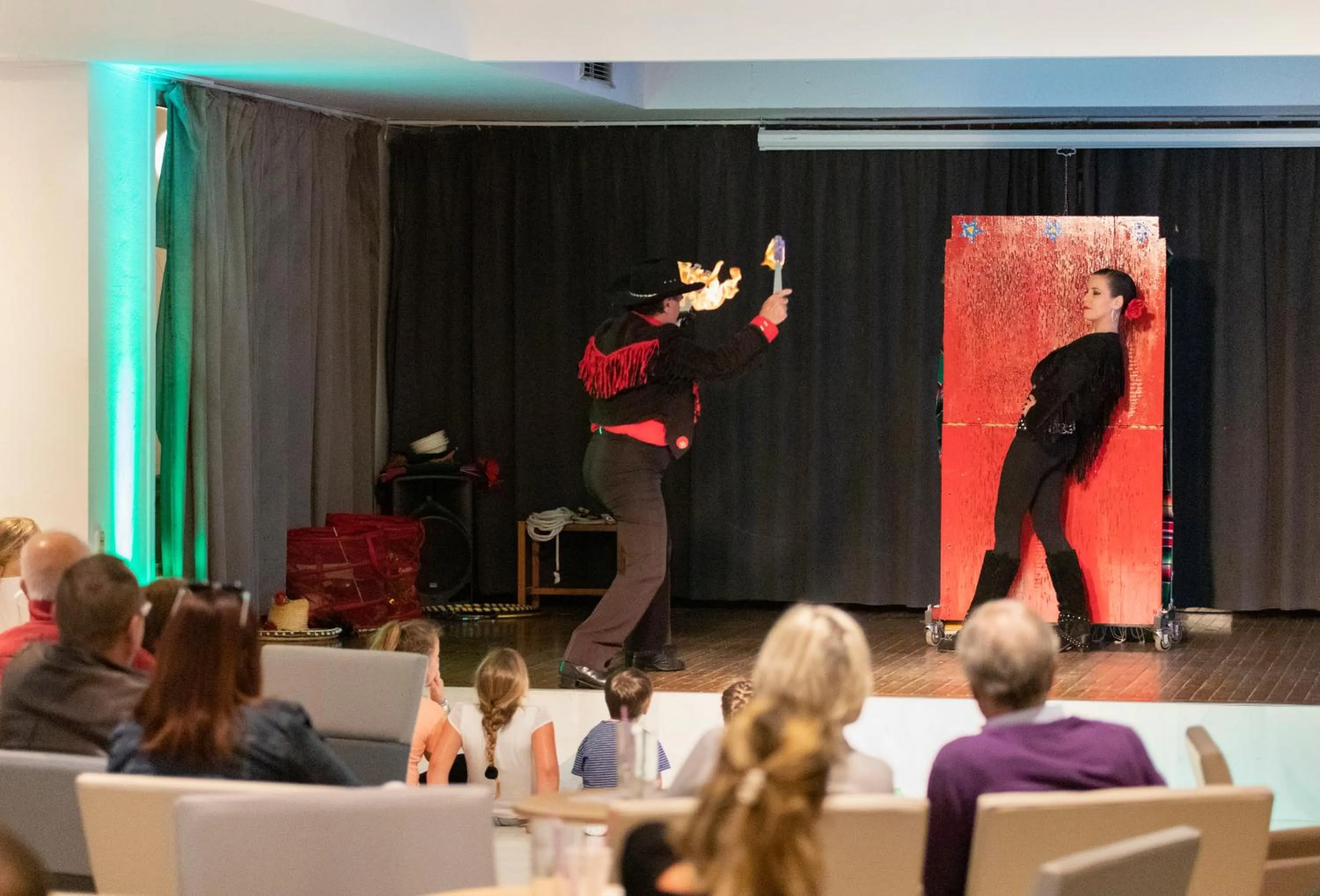 Evening entertainment in Hotel Palia Sa Coma Playa