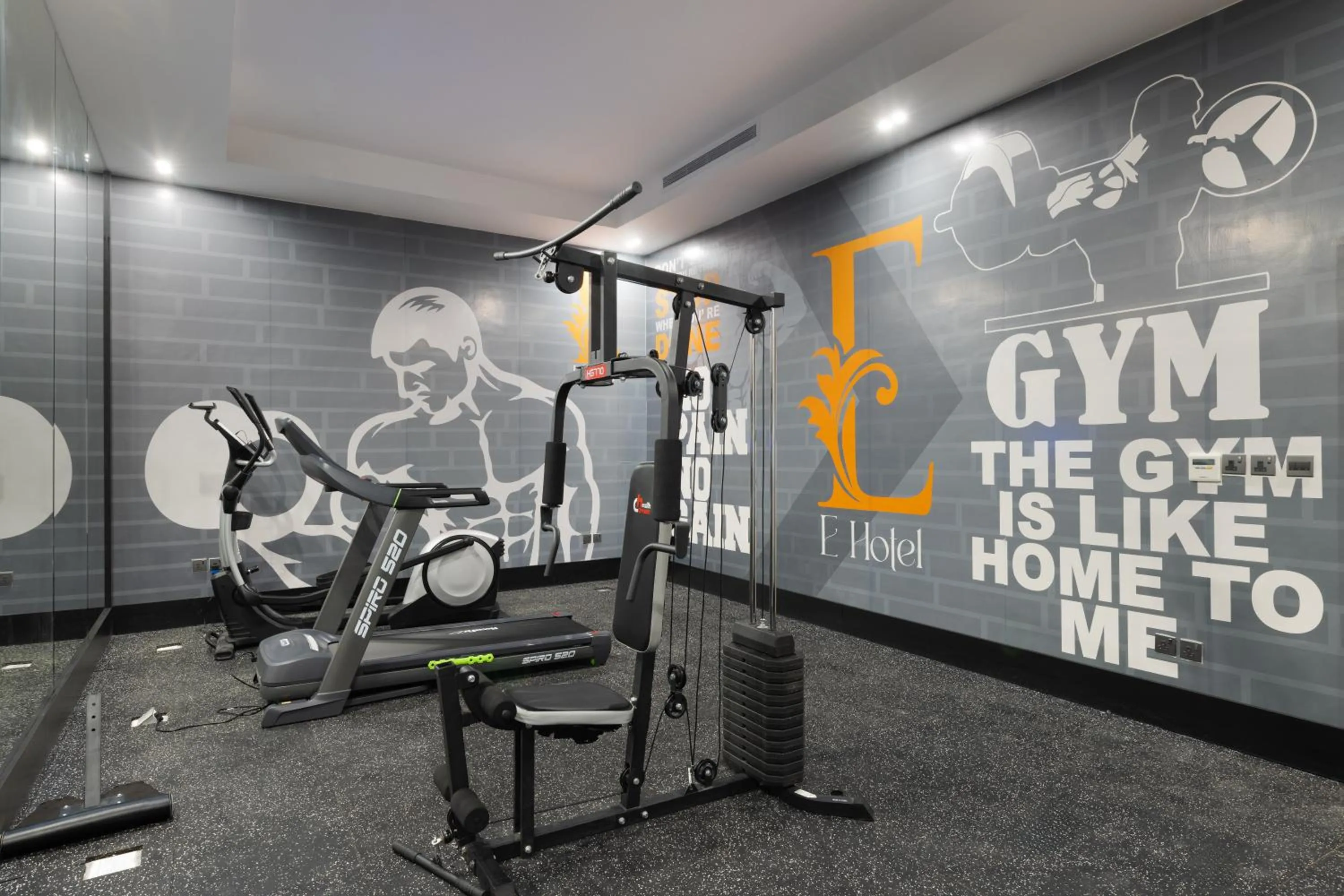Fitness centre/facilities in E Hotel