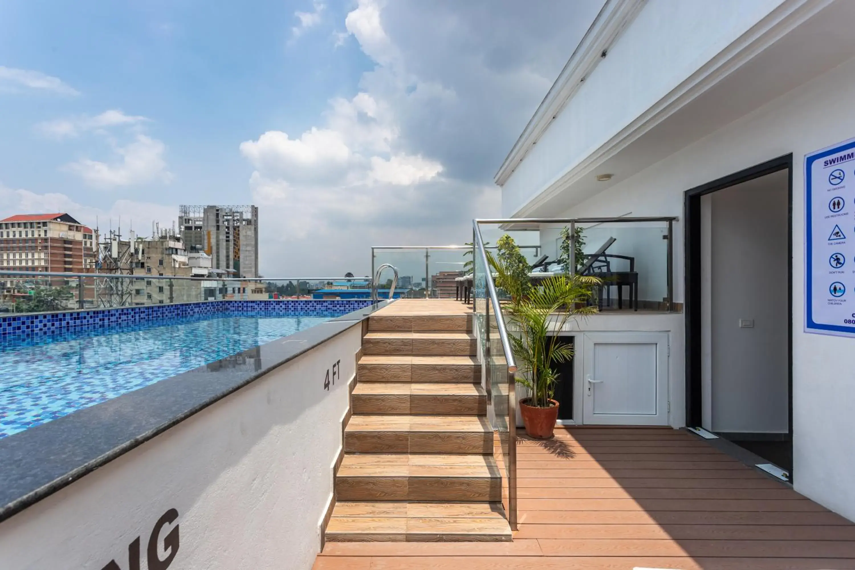 Swimming pool in Hotel Lo Mustang Swimming pool in Hotel Lo Mustang