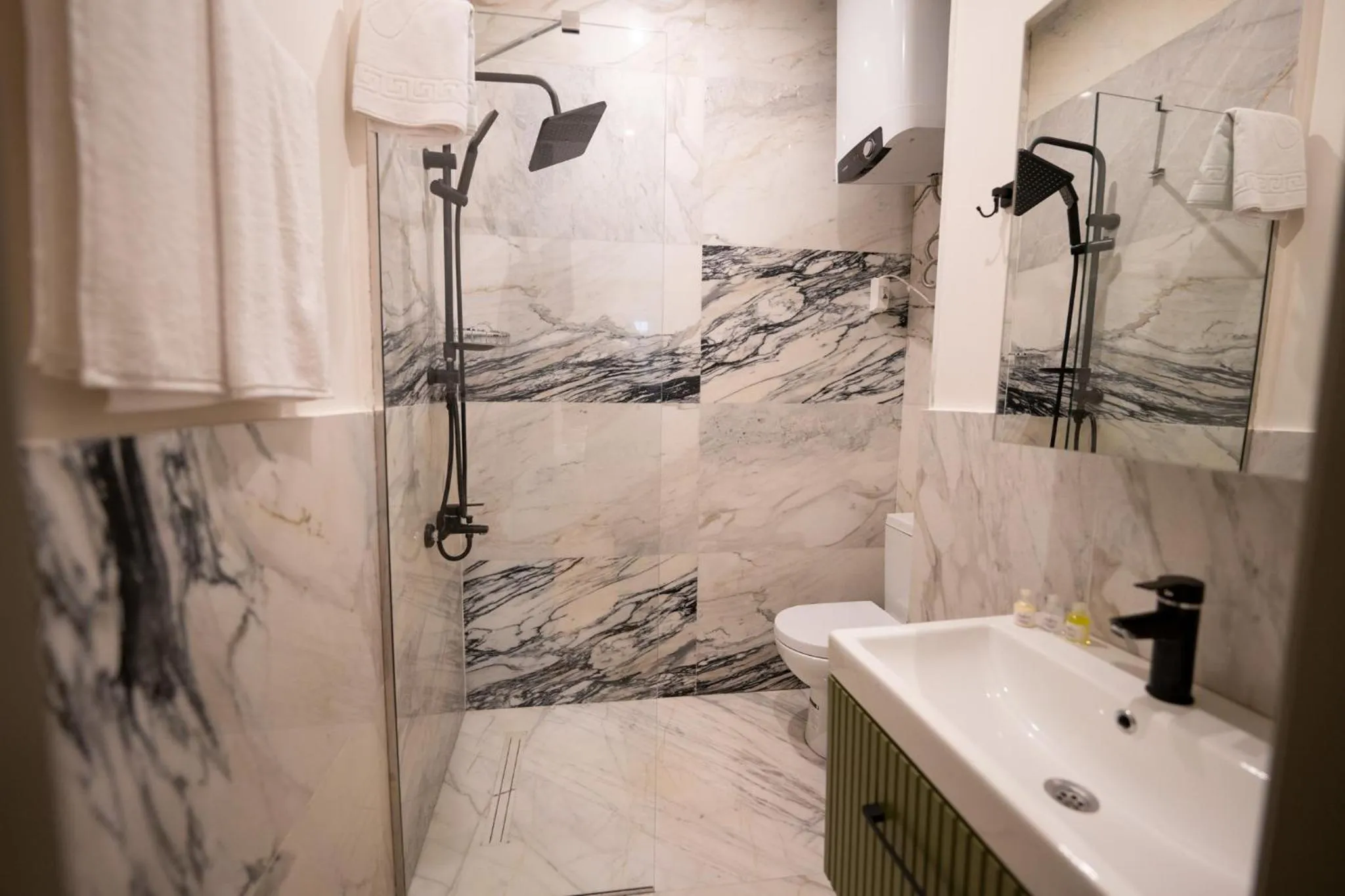 Shower in Monev Suites Hotel