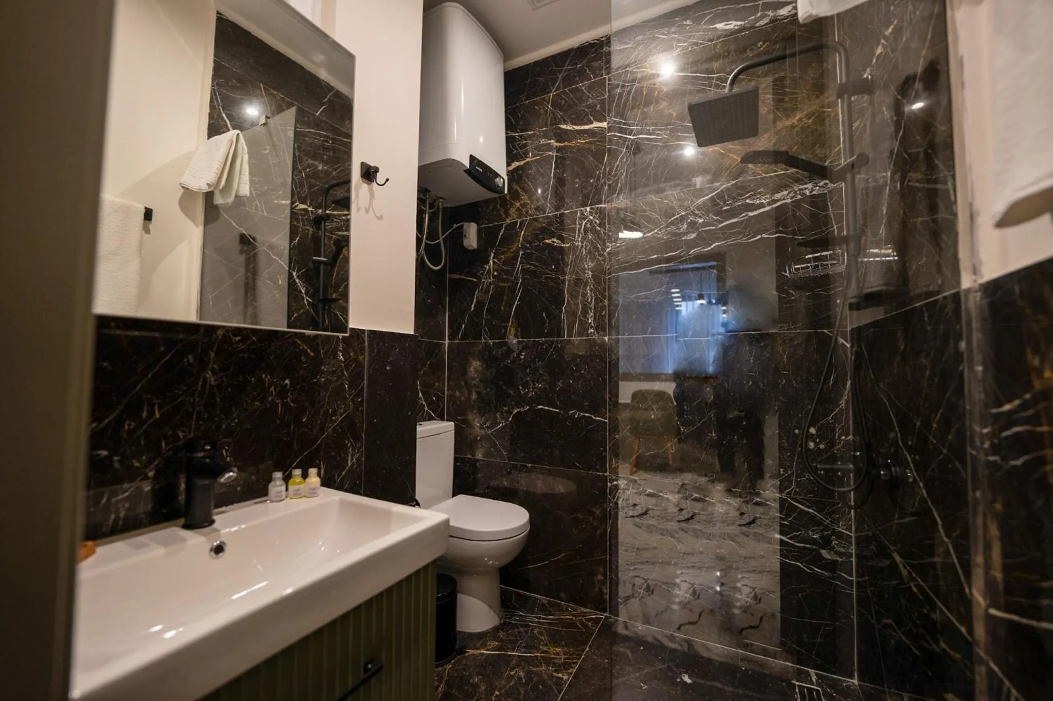 Shower in Monev Suites Hotel