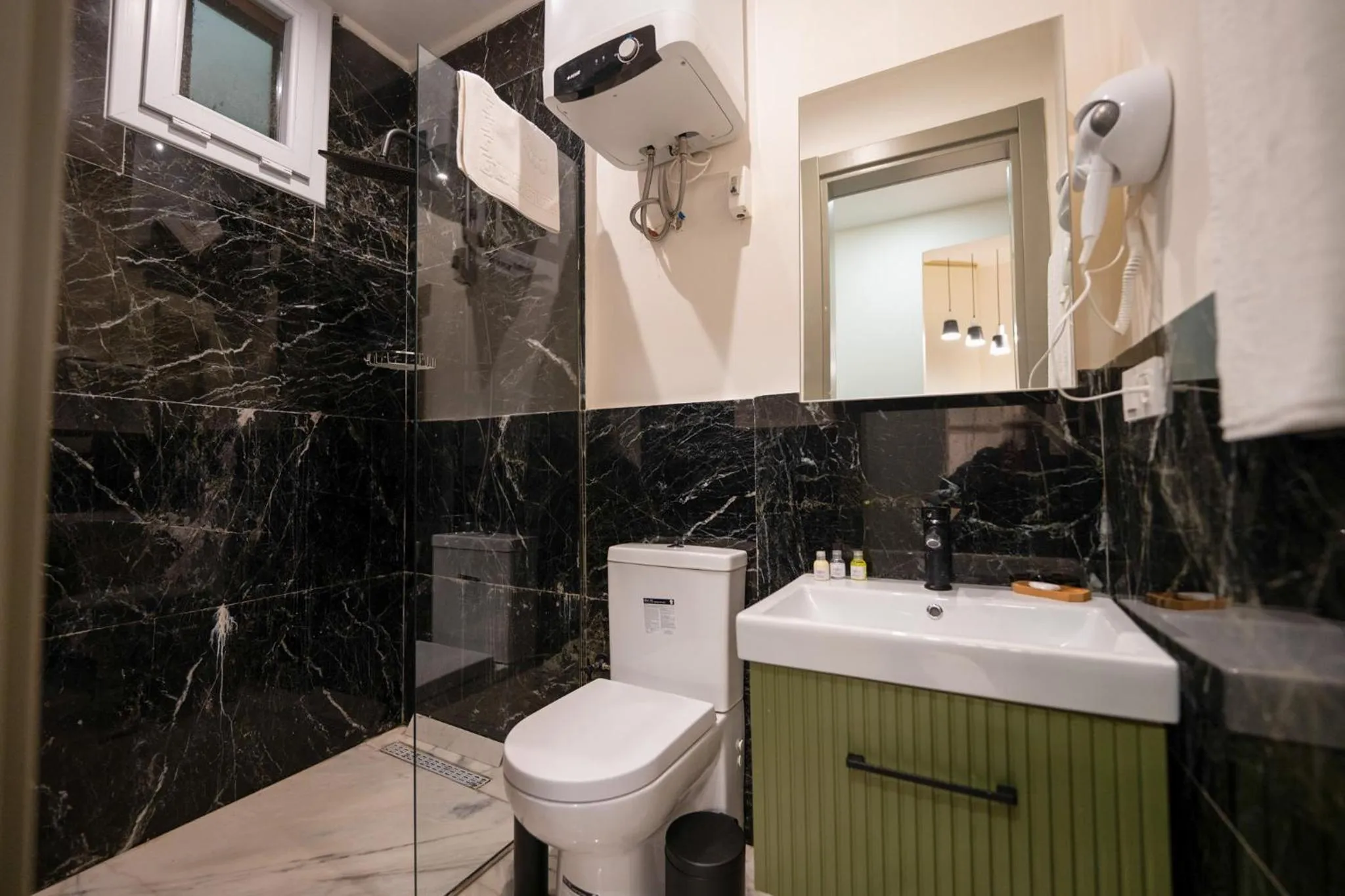 Shower in Monev Suites Hotel