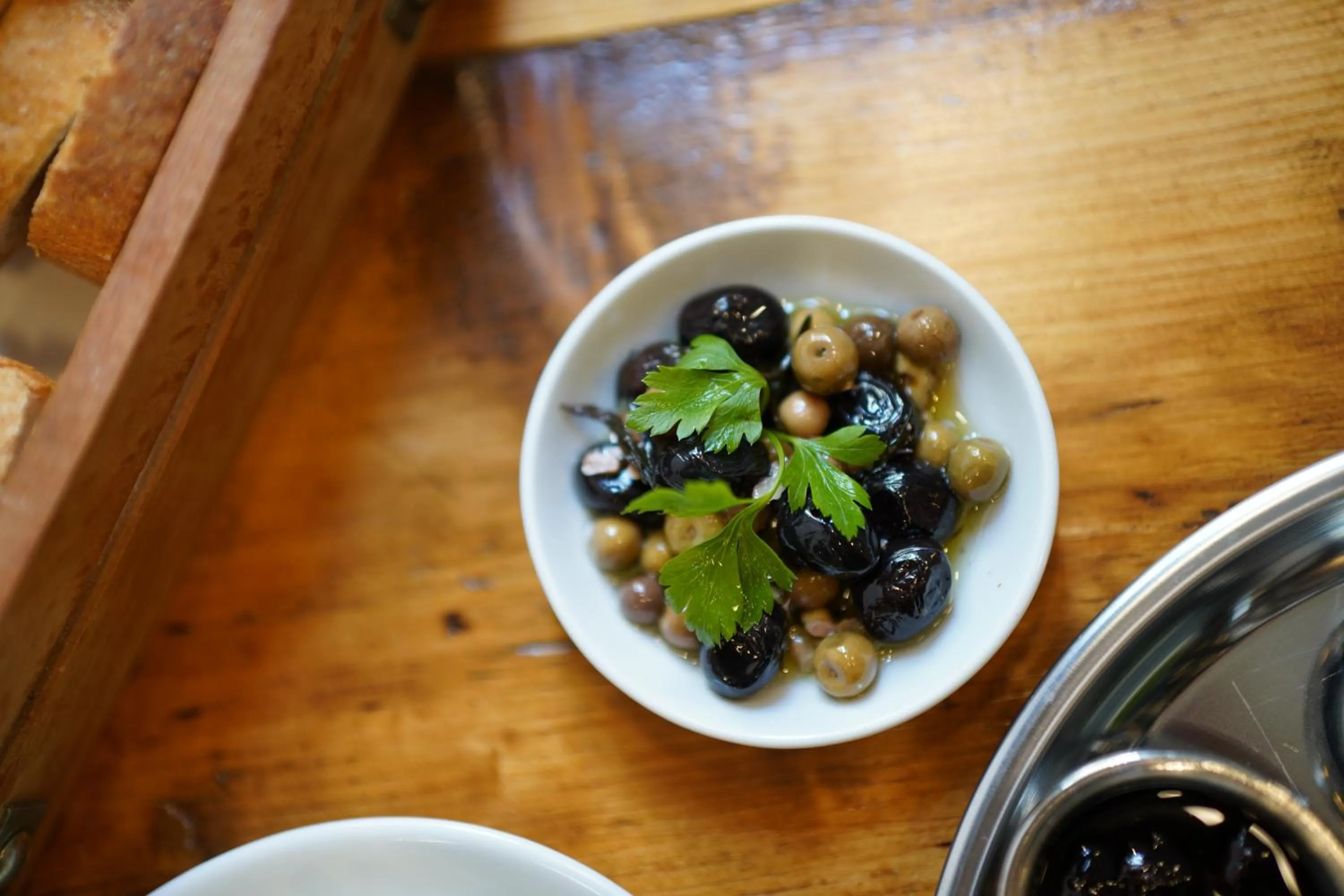 Food and drinks in Monev Suites Hotel