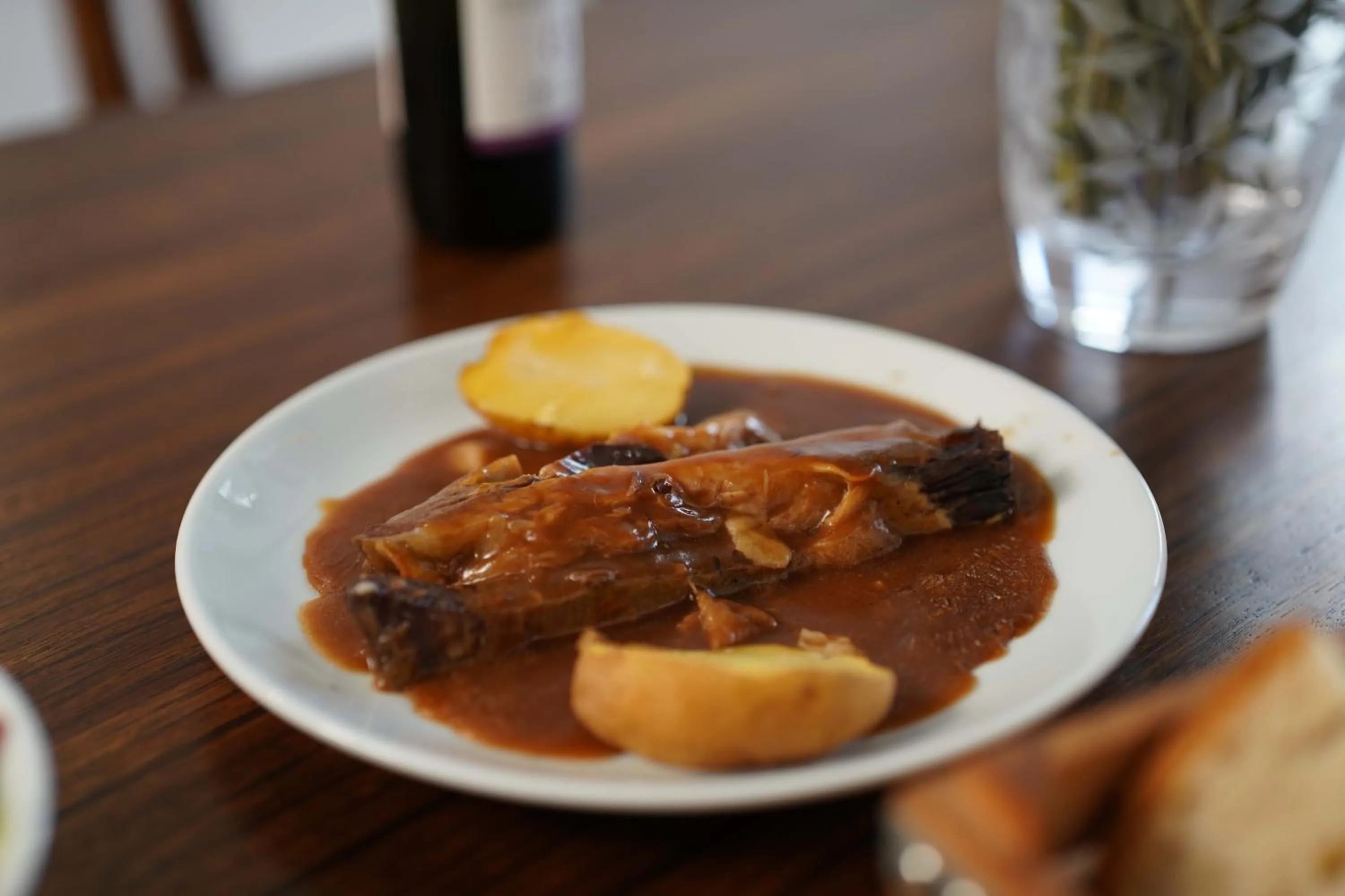 Restaurant/places to eat in Monev Suites Hotel