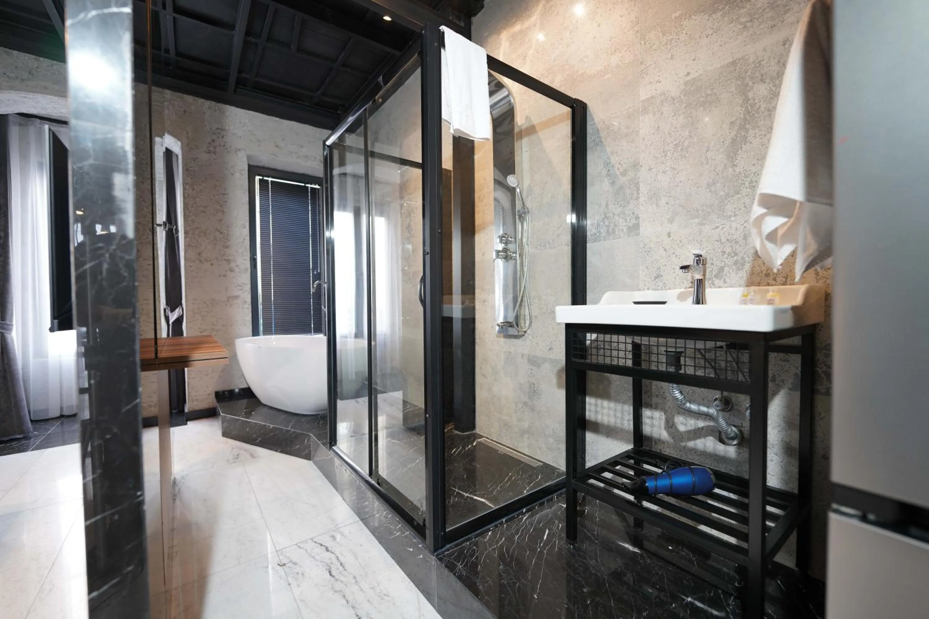 Shower, Bed in Monev Suites Hotel