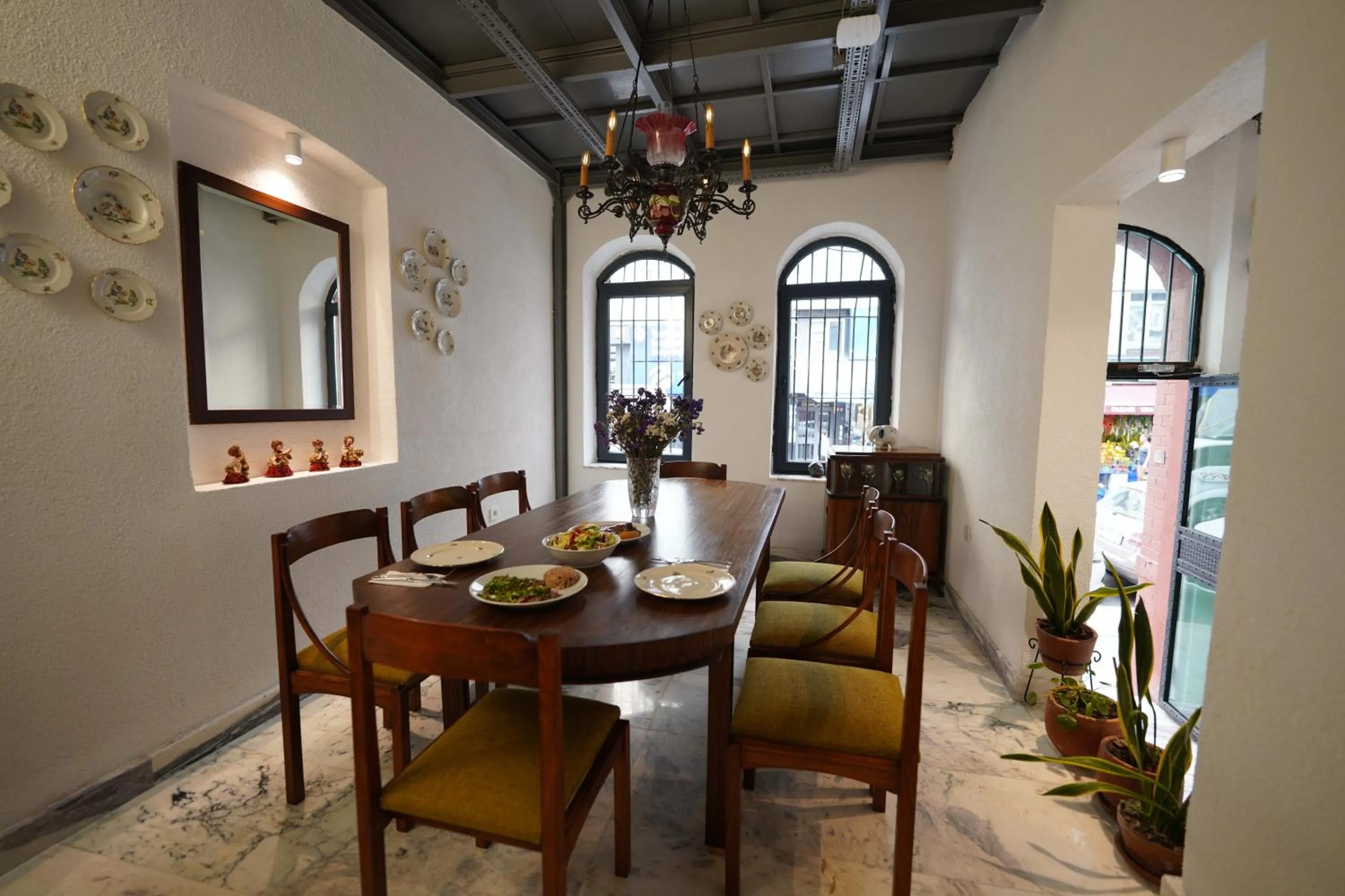 Restaurant/places to eat in Monev Suites Hotel