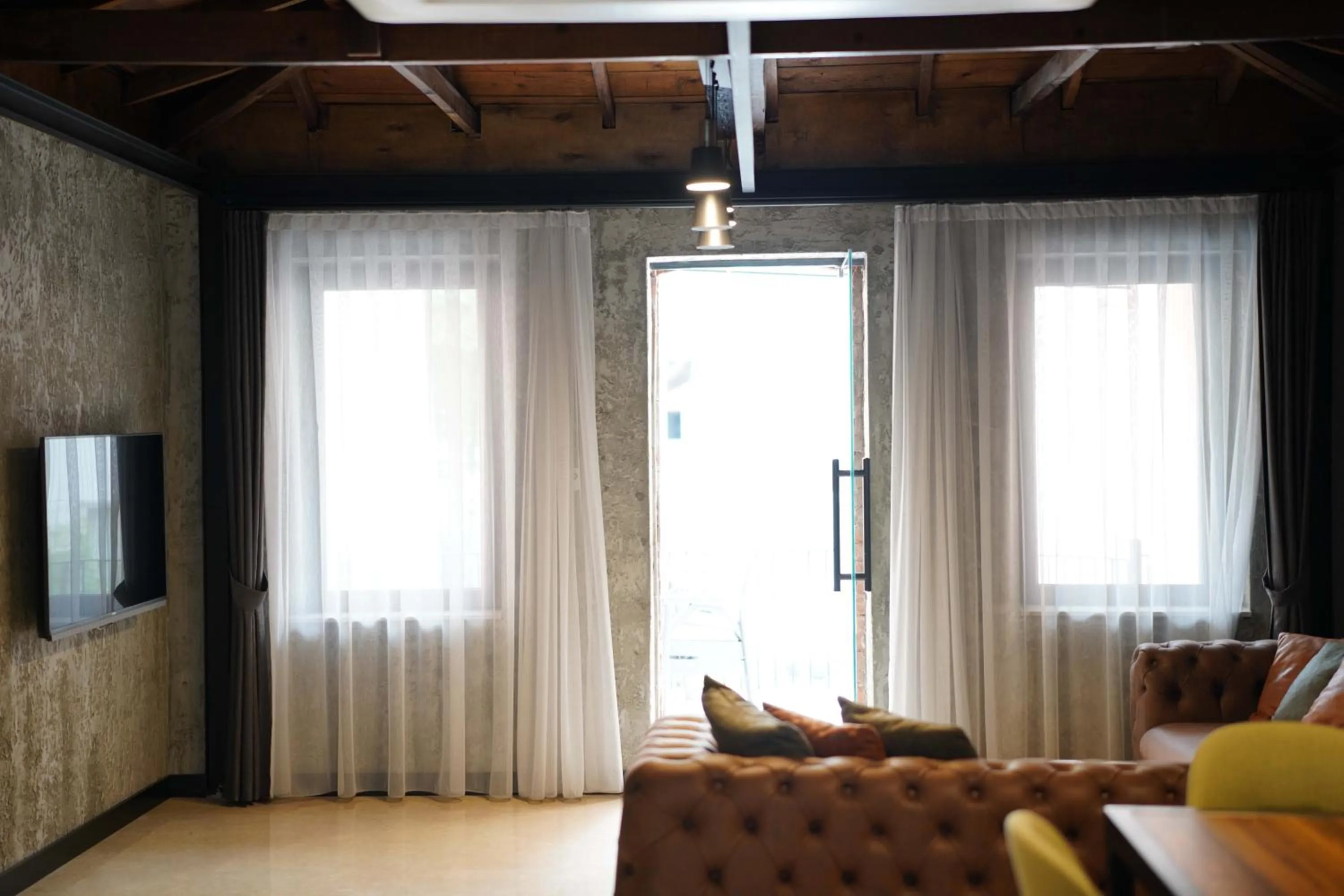 TV and multimedia in Monev Suites Hotel