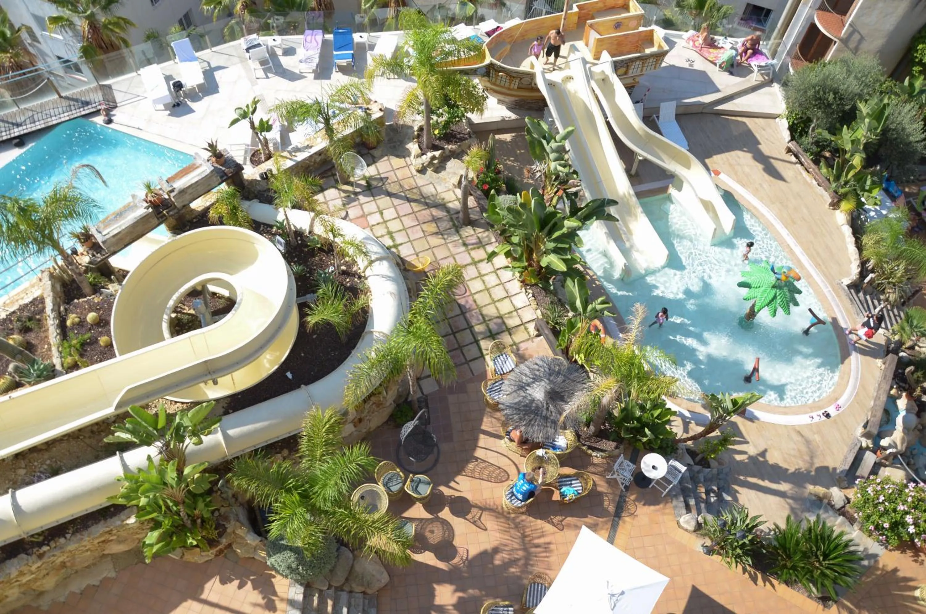 Swimming pool in Hotel Alba Seleqtta