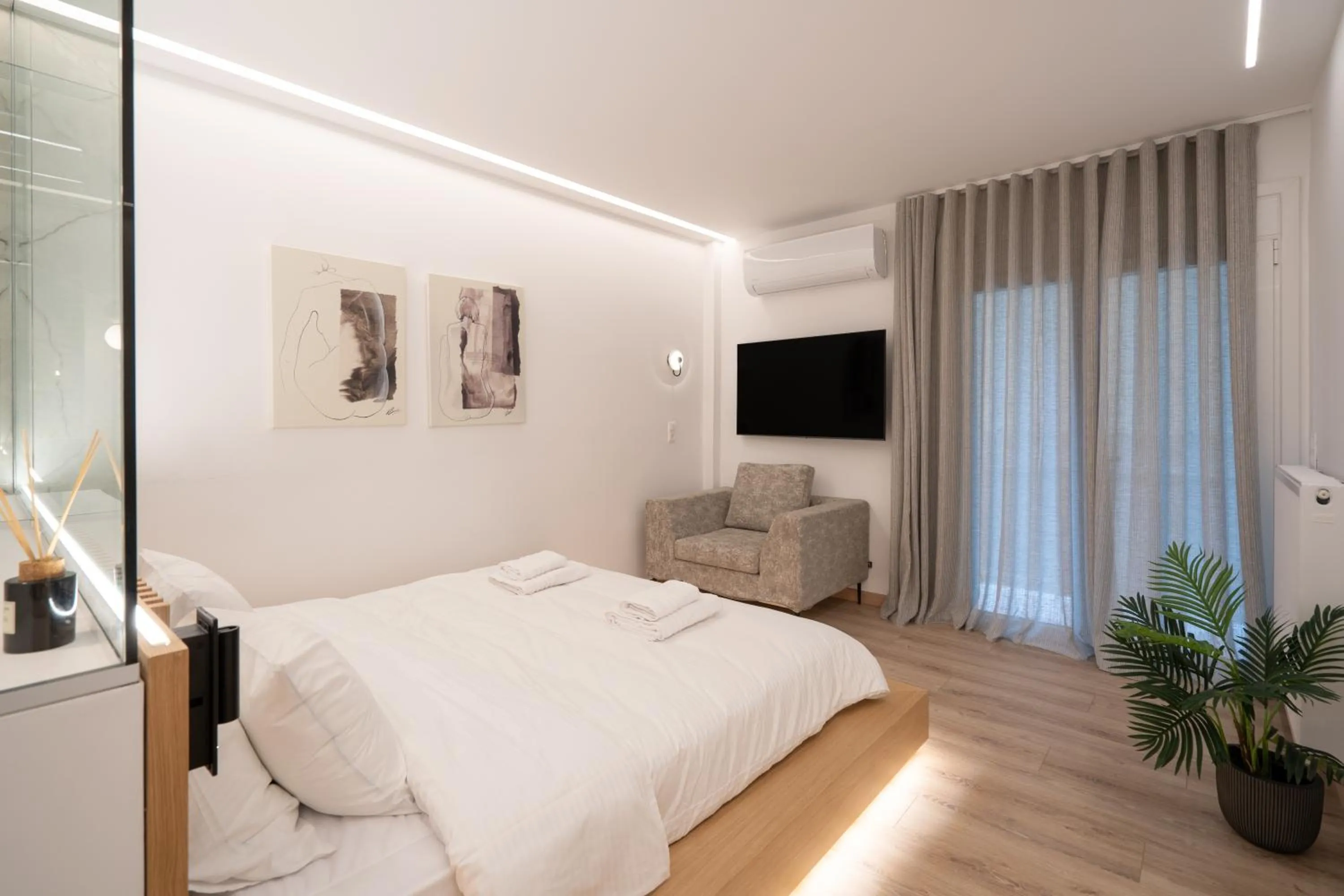 Bed in Kolonaki Upscale 4 bedroom Luxury Apartment