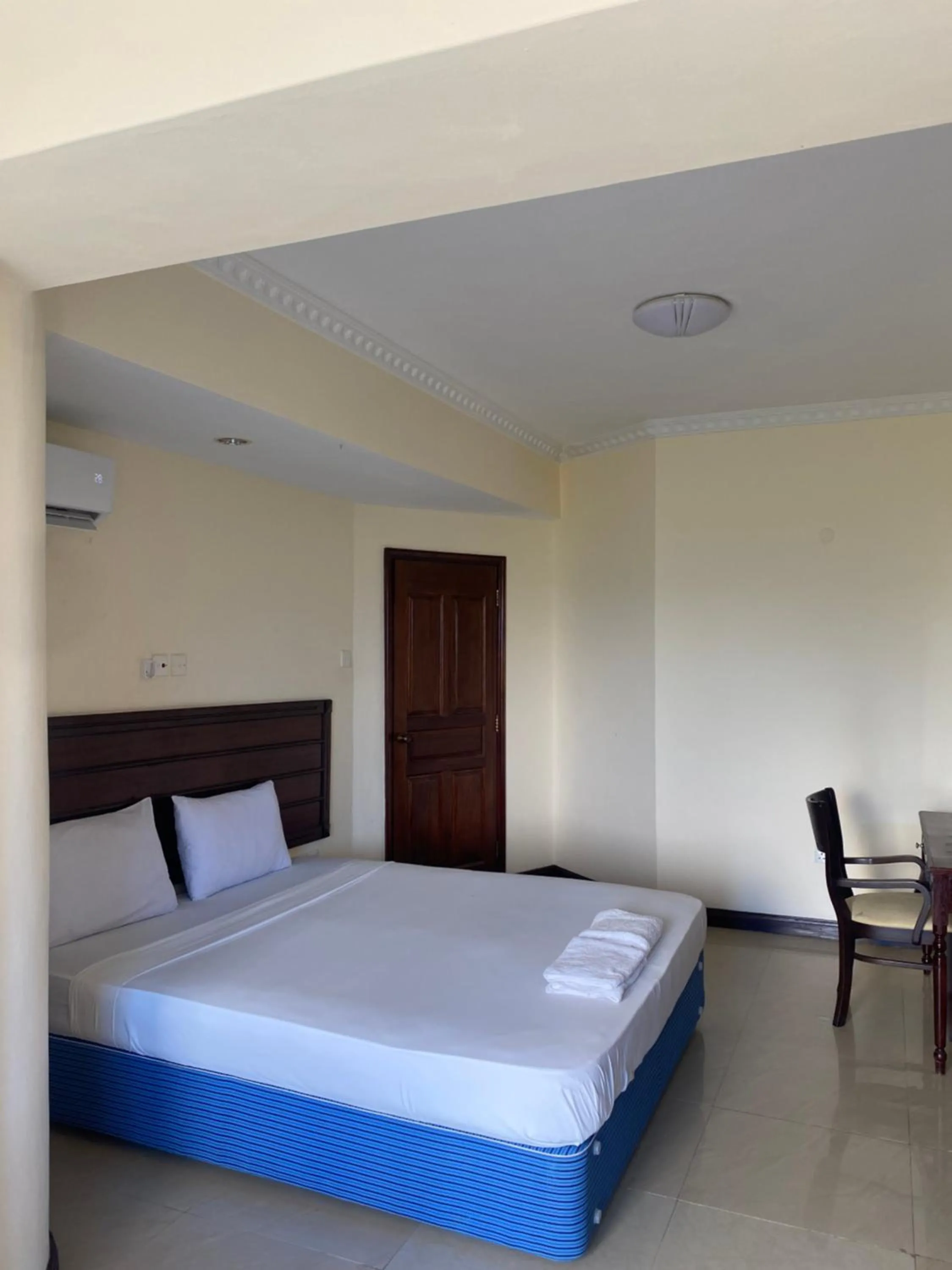 Ocean Blue Retreat-3 minute walk to Nyali Center and 3 minute walk to the Beach