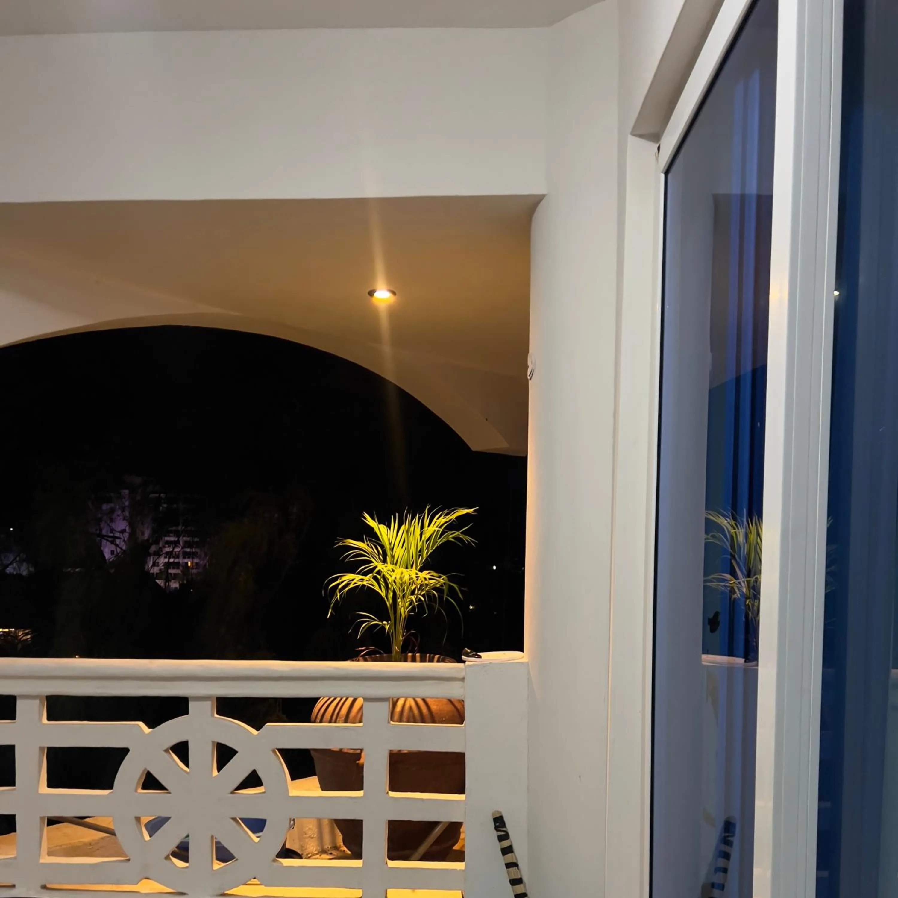 Ocean Blue Retreat-3 minute walk to Nyali Center and 3 minute walk to the Beach