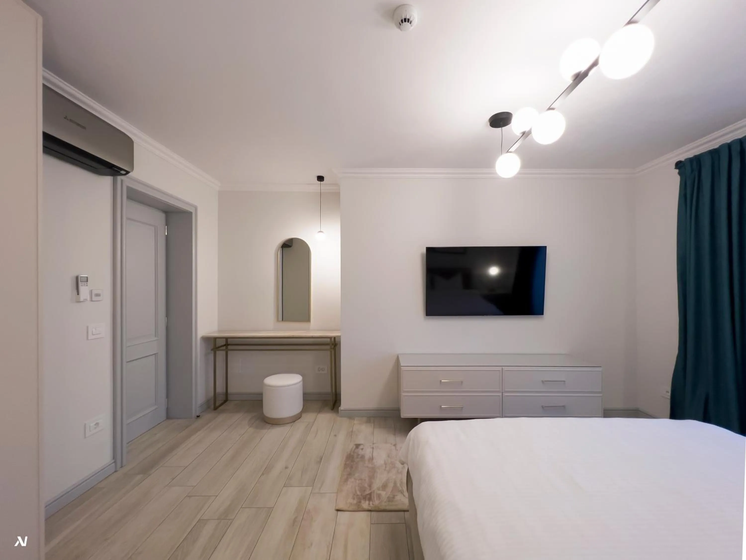 TV and multimedia, Bed in First Apartments