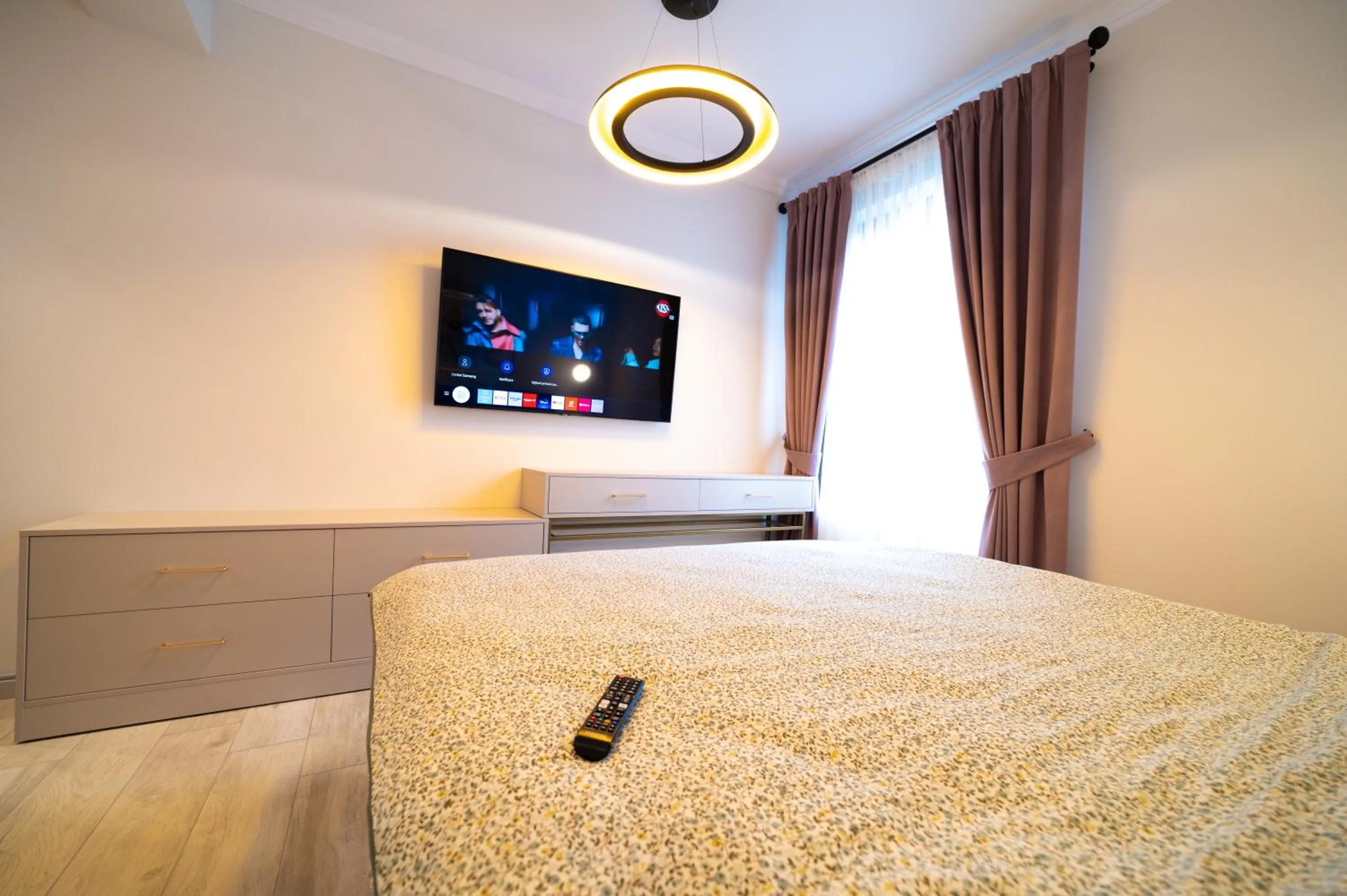 TV and multimedia, Bed in First Apartments