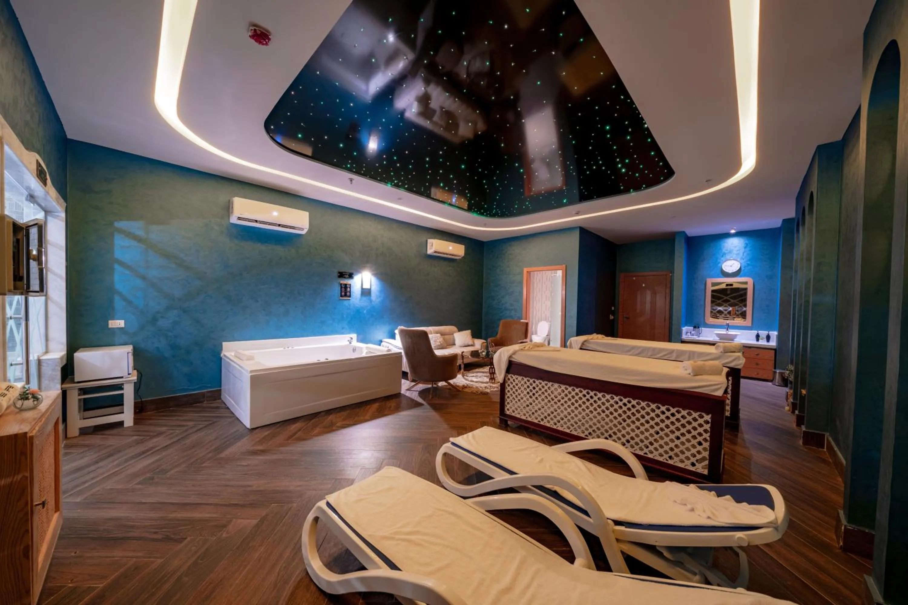 Hot Tub, Bed in Pickalbatros Villaggio Aqua Park - Portofino Marsa Alam