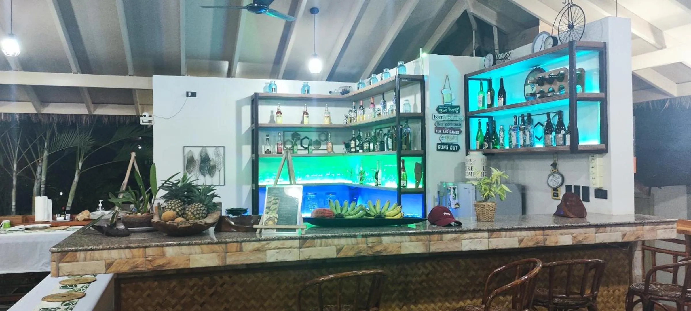 Restaurant/places to eat in Denika's Suites