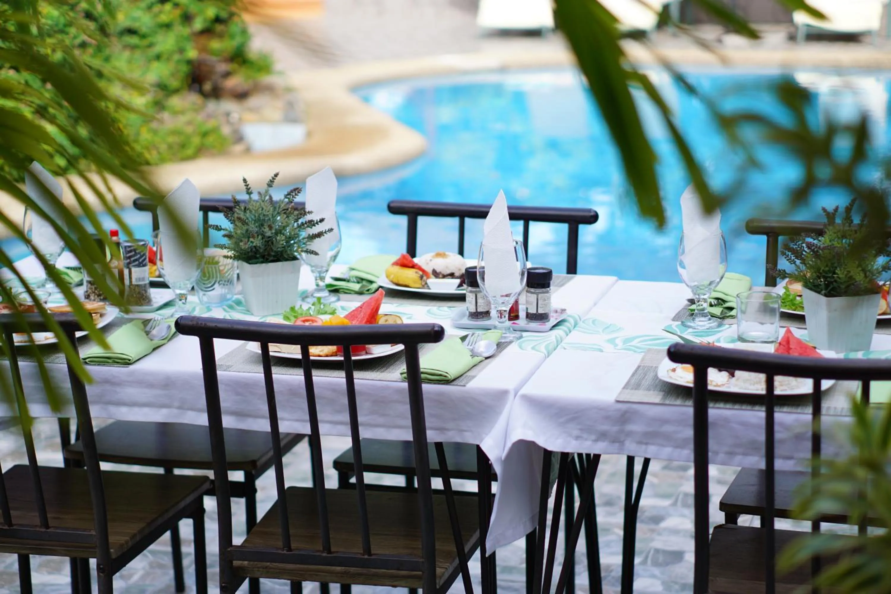 Breakfast in Denika's Suites