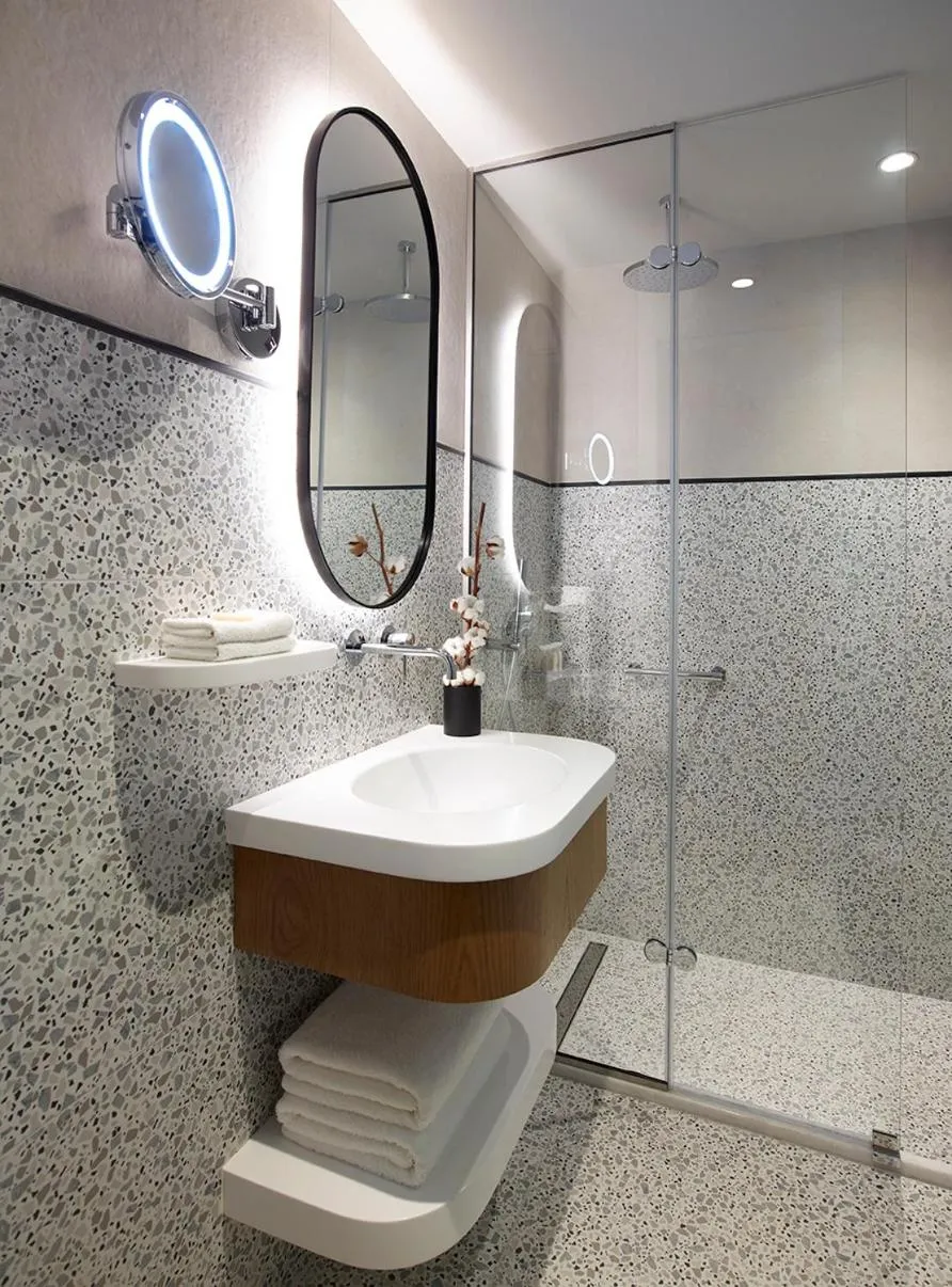 Shower in Titania Hotel