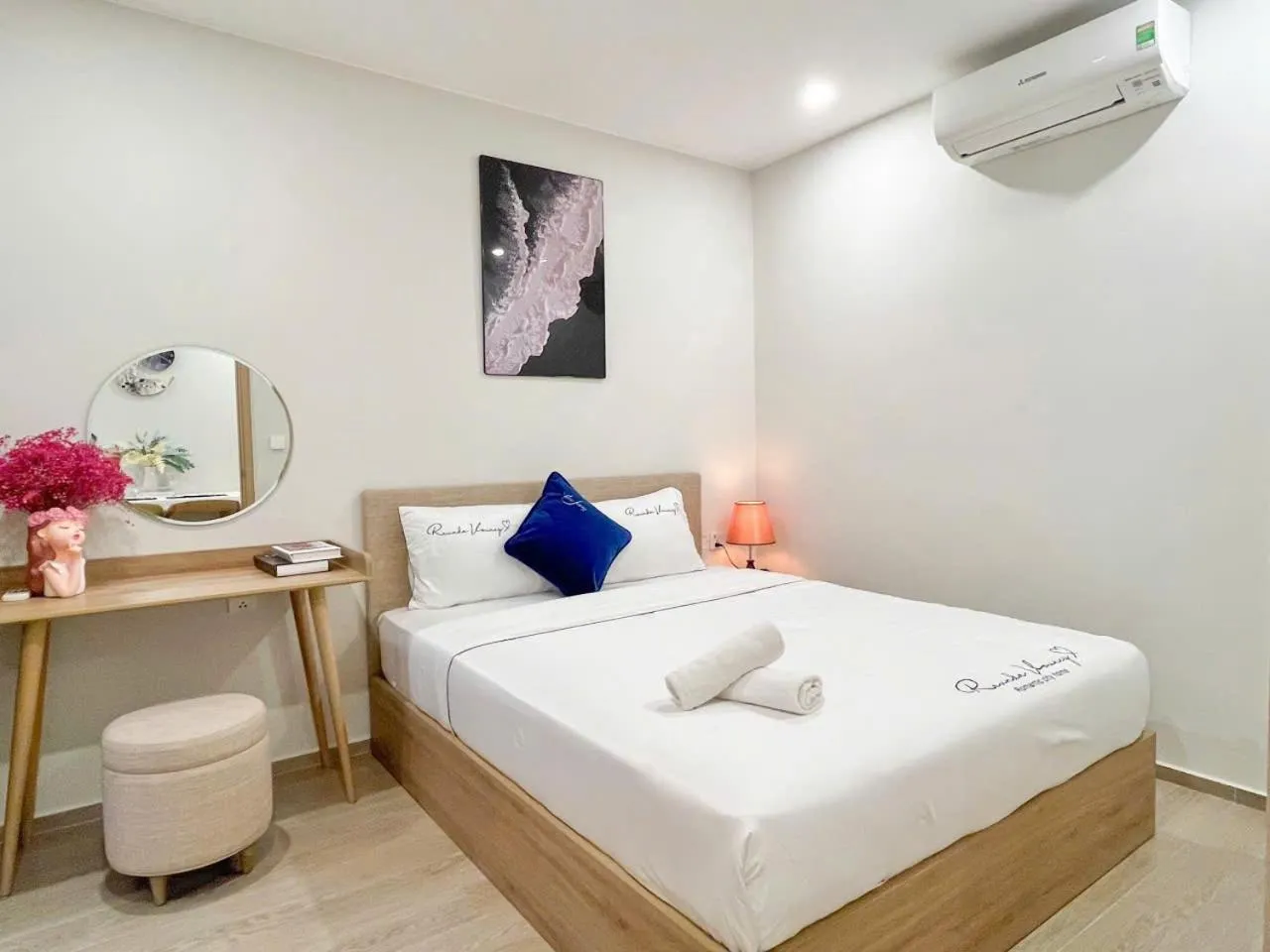 Photo of the whole room, Bed in MeoMeo Homestay - The Sóng Apartment