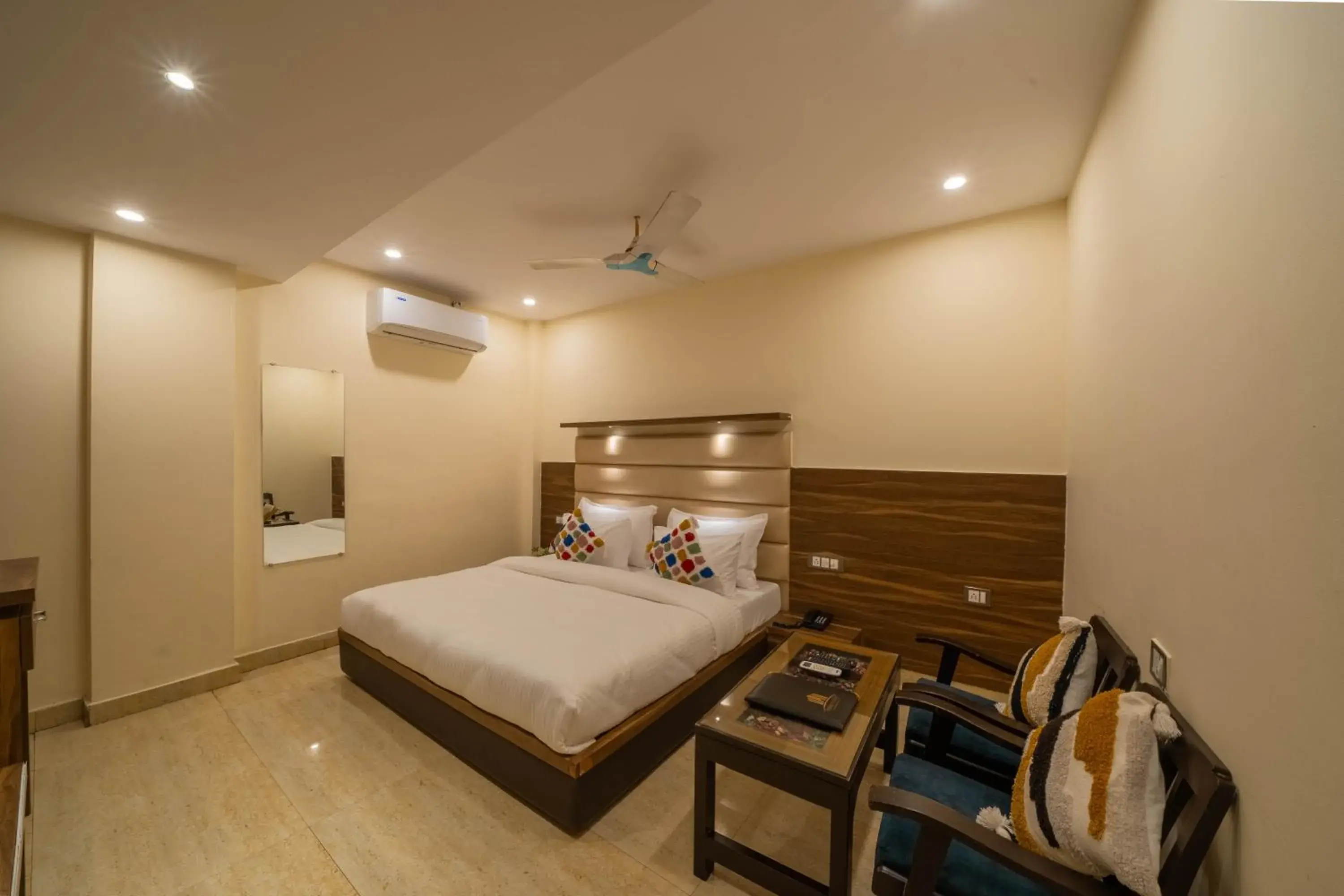 Deluxe Double Room in Perfectstayz Premium at Harkipauri Road - Ganga view rooftop cafe Deluxe Double Room in Perfectstayz Premium at Harkipauri Road - Ganga view rooftop cafe