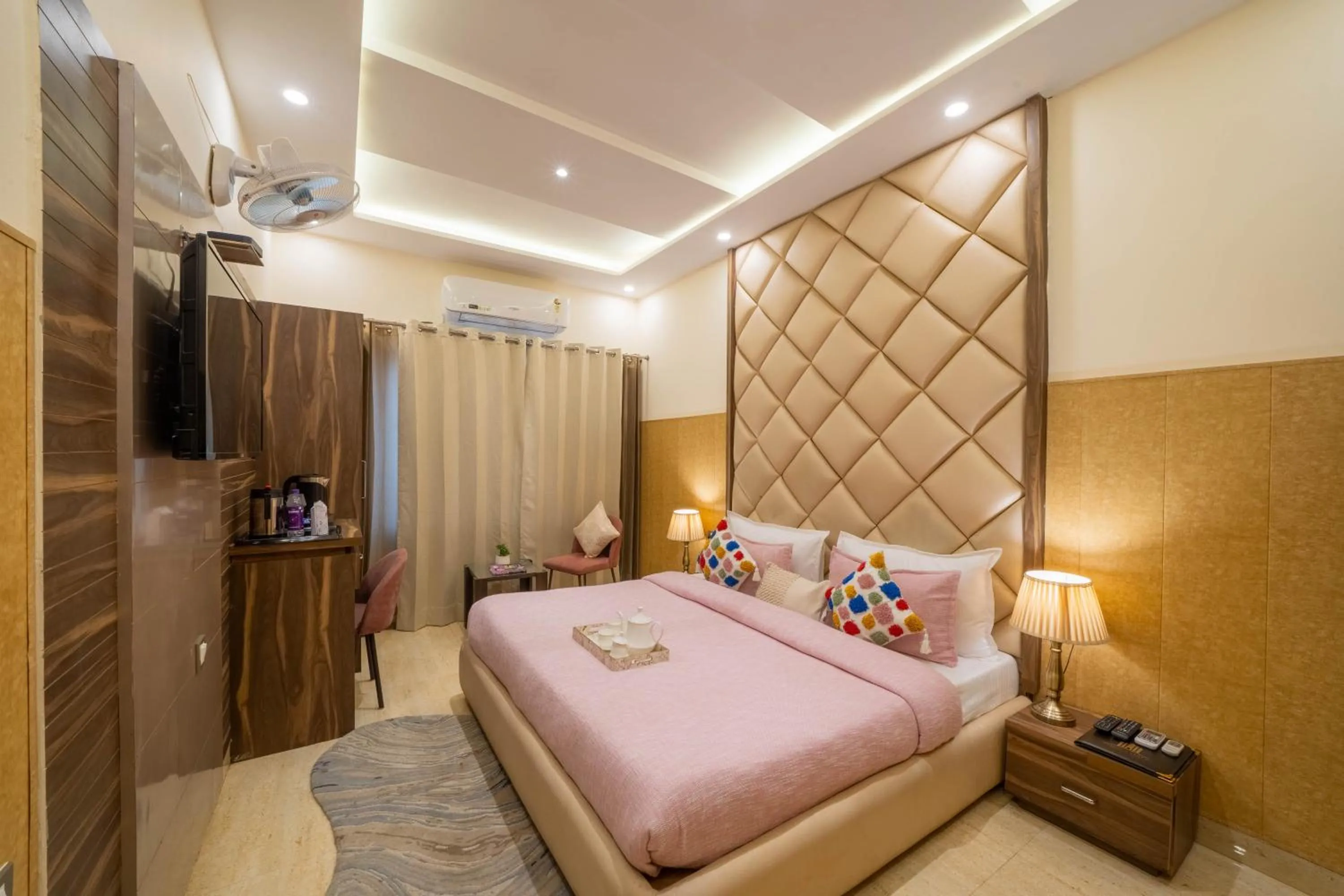 TV and multimedia, Bed in Perfectstayz Premium at Harkipauri Road - Ganga view rooftop cafe