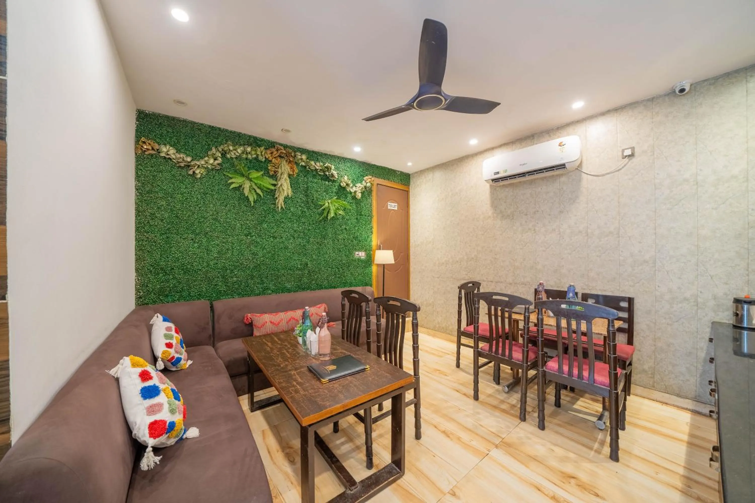 Restaurant/places to eat in Perfectstayz Premium at Harkipauri Road - Ganga view rooftop cafe