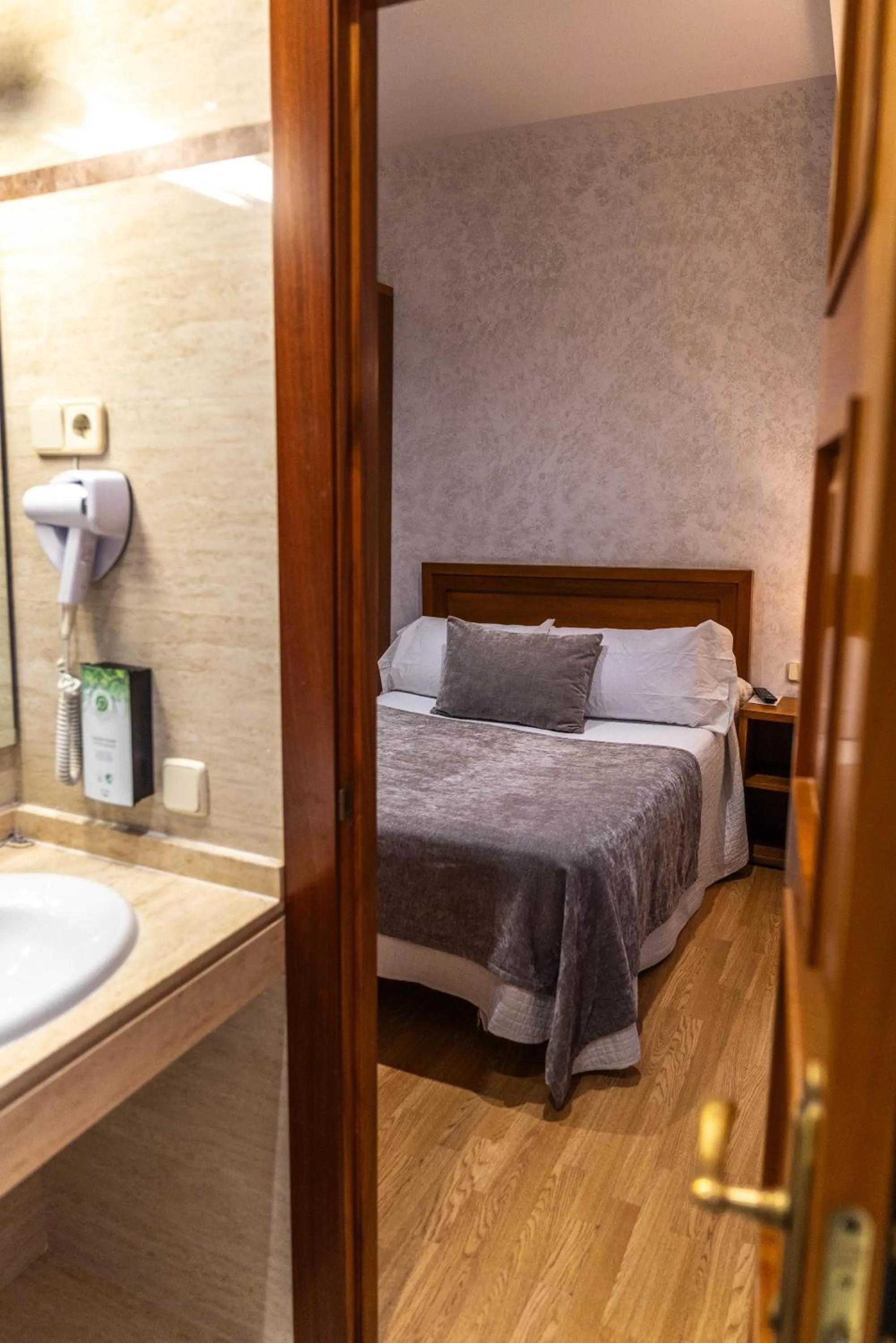 Bathroom, Bed in Hotel Granada Centro