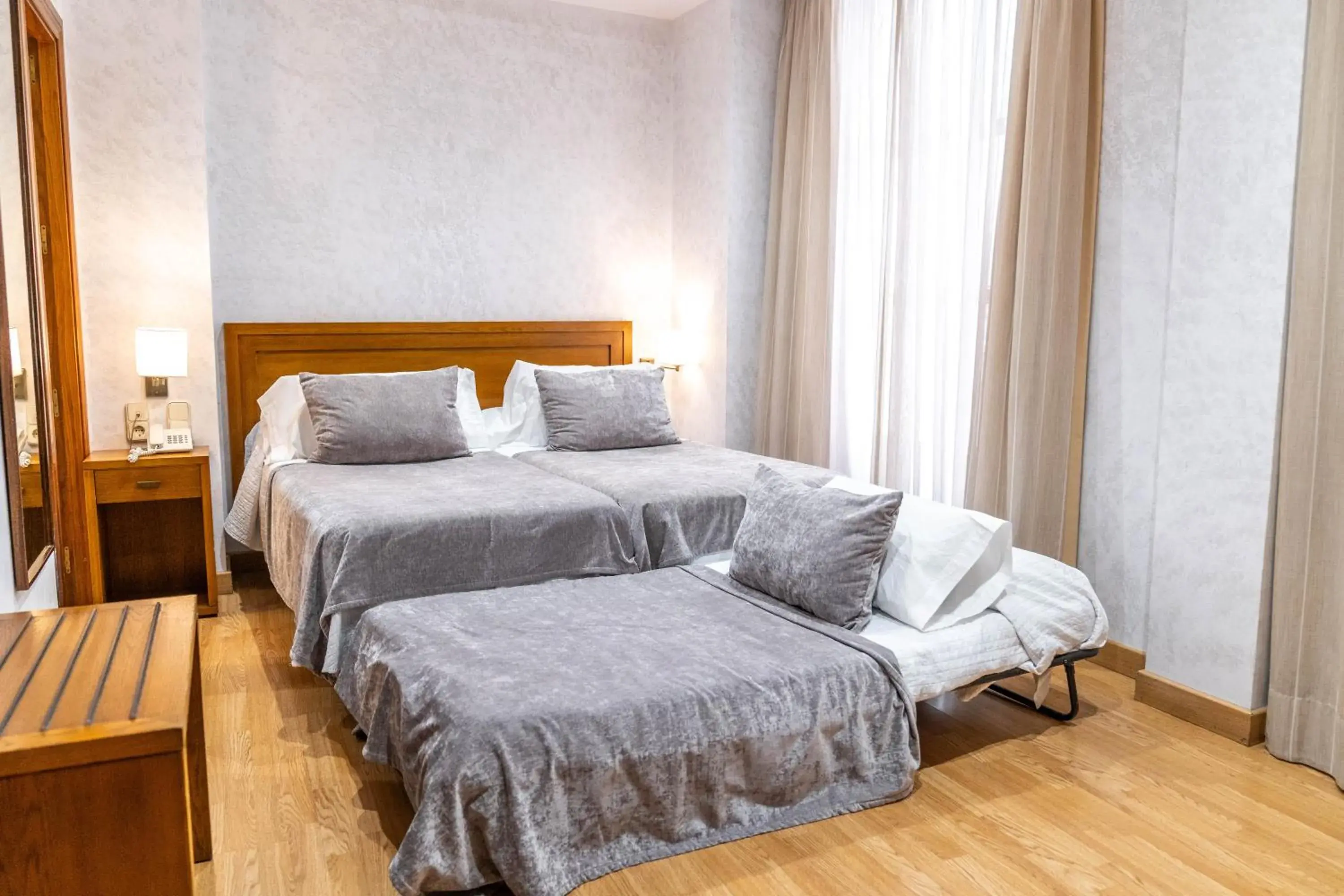 Twin Room with Extra Bed in Hotel Granada Centro Twin Room with Extra Bed in Hotel Granada Centro